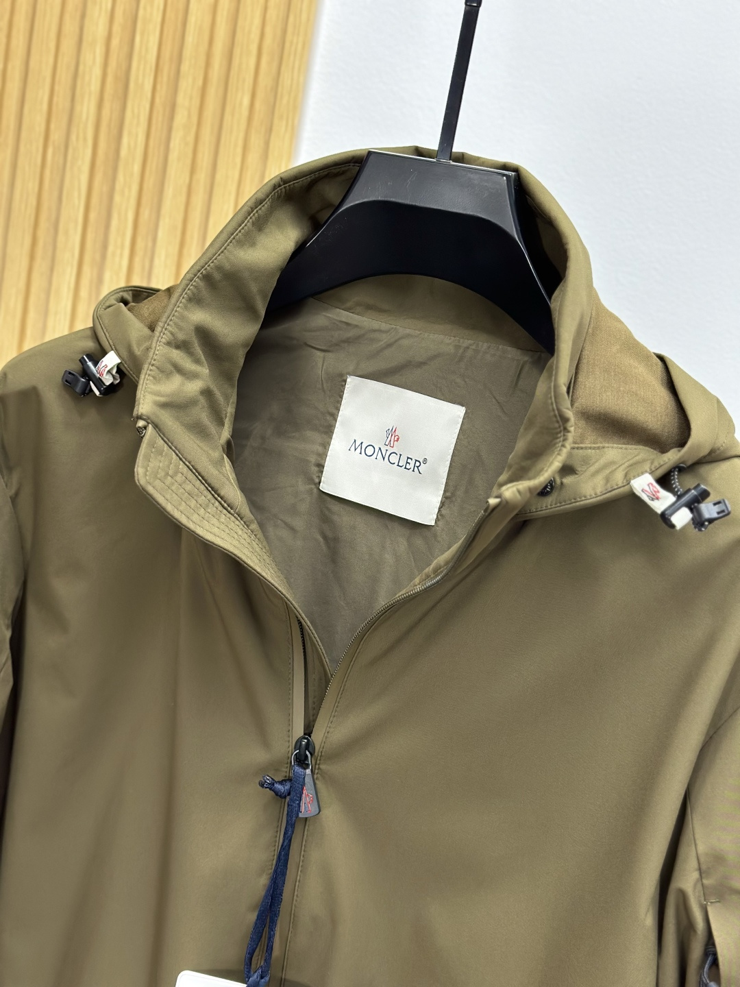 Mon·蒙口连帽风衣外套夹克、代工厂出品。早秋系列。客供面料、具有出色功能性的紧致尼龙面料制成，夹克款型