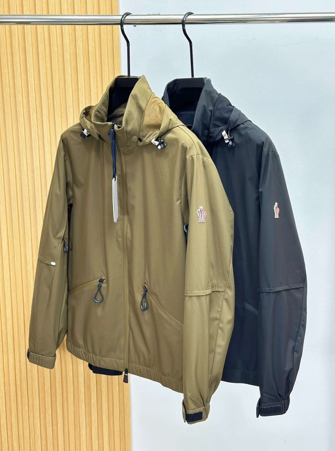 Mon·蒙口连帽风衣外套夹克、代工厂出品。早秋系列。客供面料、具有出色功能性的紧致尼龙面料制成，夹克款型