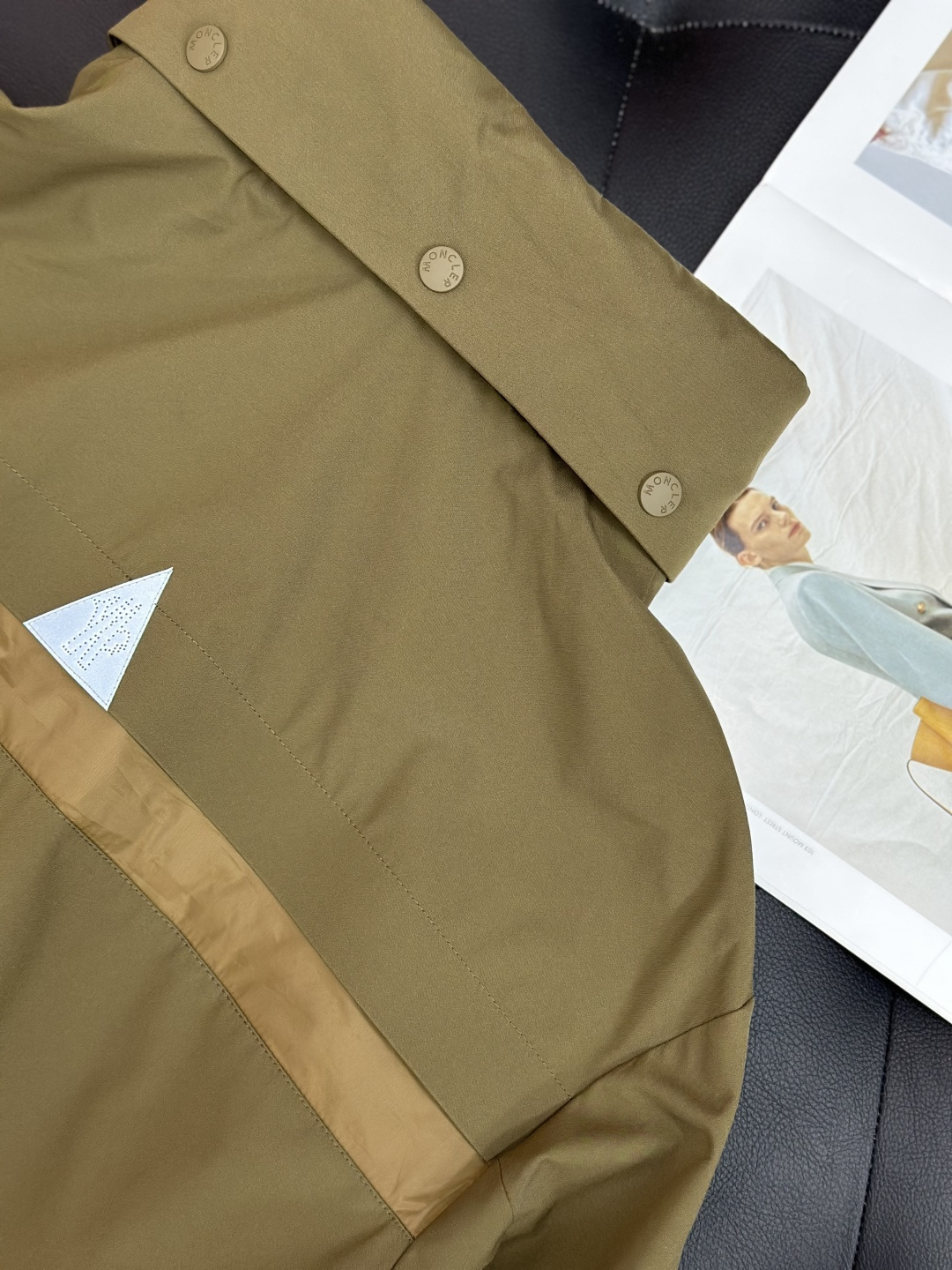 Mon·蒙口连帽风衣外套夹克、代工厂出品。早秋系列。客供面料、具有出色功能性的紧致尼龙面料制成，夹克款型