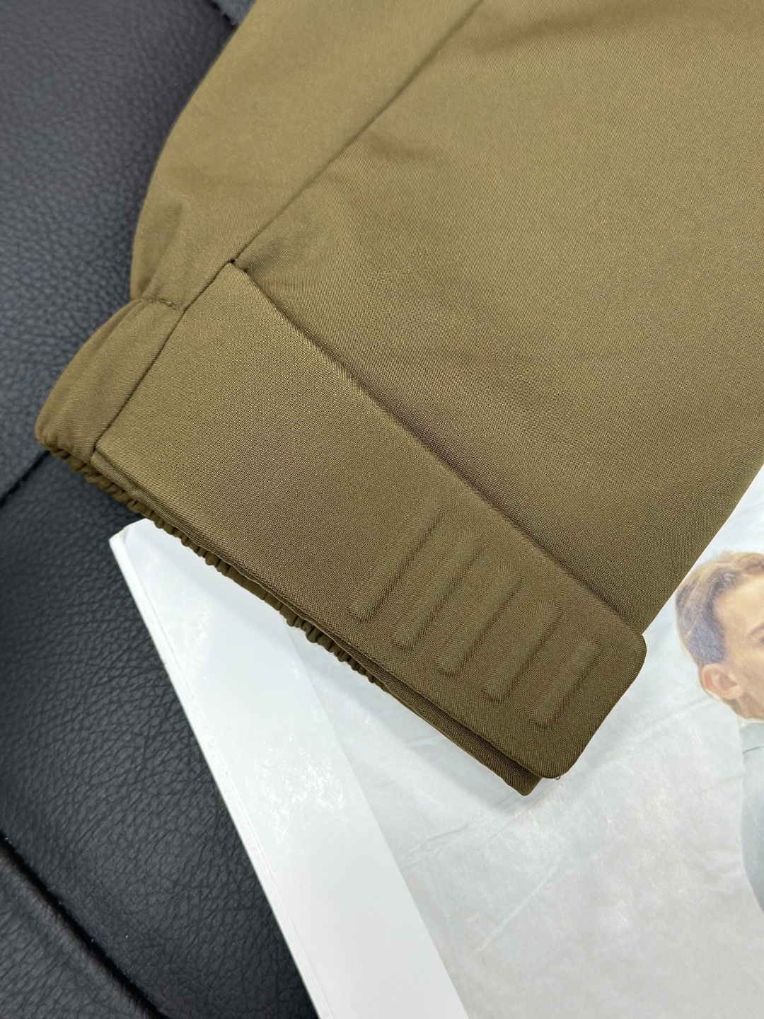 Mon·蒙口连帽风衣外套夹克、代工厂出品。早秋系列。客供面料、具有出色功能性的紧致尼龙面料制成，夹克款型