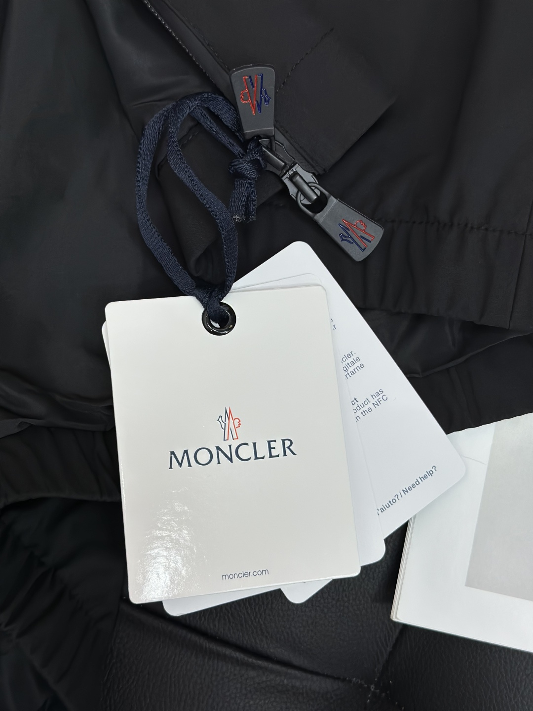 Mon·蒙口连帽风衣外套夹克、代工厂出品。早秋系列。客供面料、具有出色功能性的紧致尼龙面料制成，夹克款型