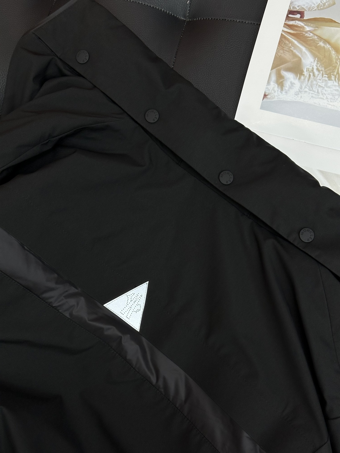 Mon·蒙口连帽风衣外套夹克、代工厂出品。早秋系列。客供面料、具有出色功能性的紧致尼龙面料制成，夹克款型