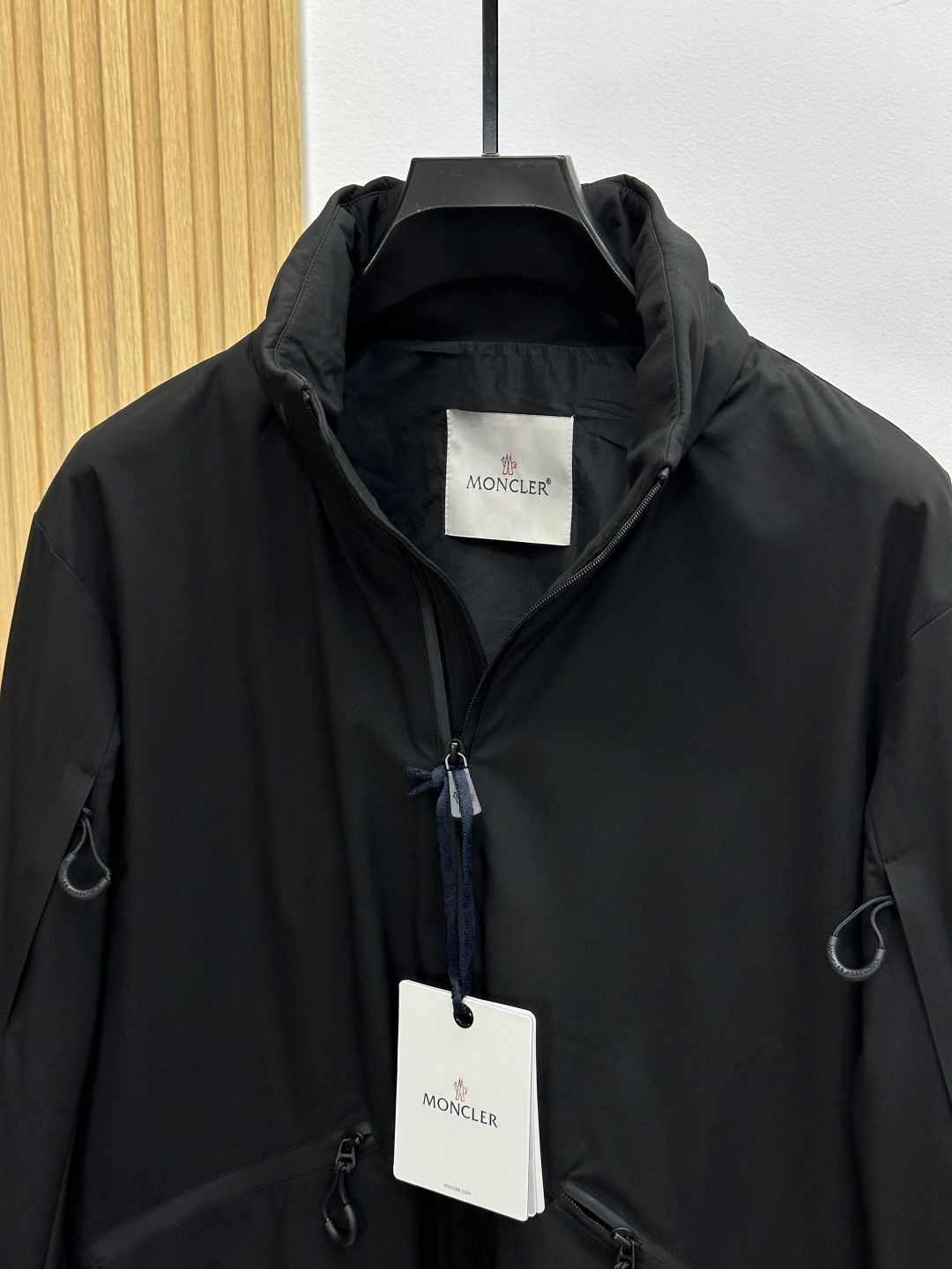 Mon·蒙口连帽风衣外套夹克、代工厂出品。早秋系列。客供面料、具有出色功能性的紧致尼龙面料制成，夹克款型