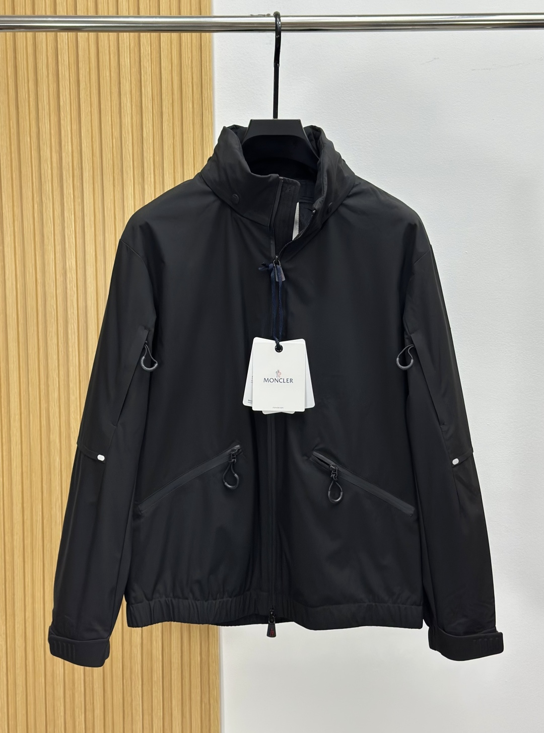 Mon·蒙口连帽风衣外套夹克、代工厂出品。早秋系列。客供面料、具有出色功能性的紧致尼龙面料制成，夹克款型