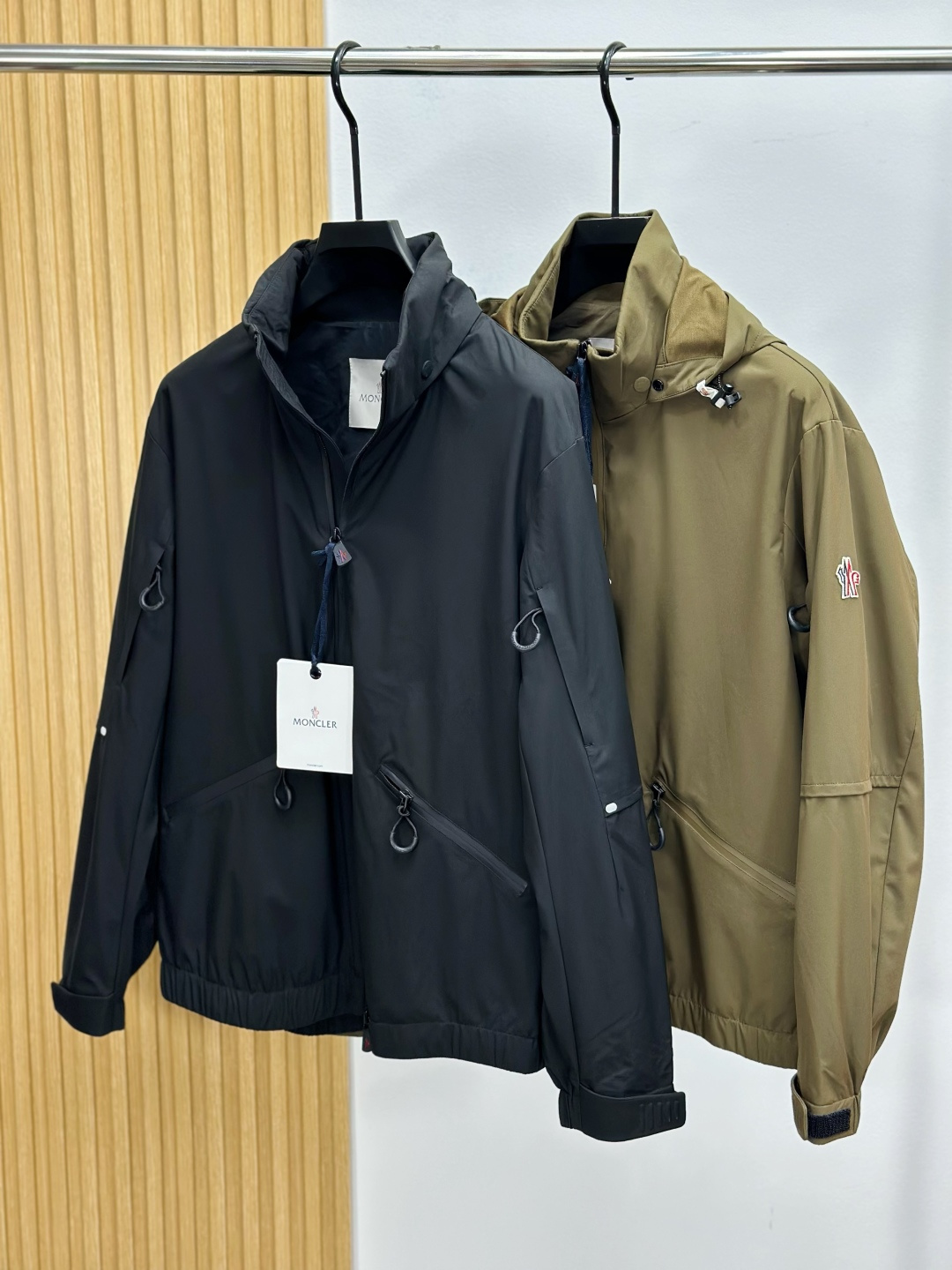 Mon·蒙口连帽风衣外套夹克、代工厂出品。早秋系列。客供面料、具有出色功能性的紧致尼龙面料制成，夹克款型