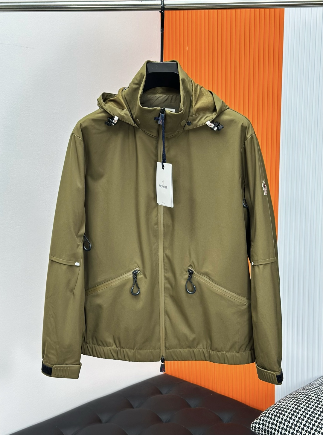 NO:499203,Mon·Hotted hooded windbreaker jacket, produced by OEM. Early autumn series. Customer-supplied fabric, made of tight nylon fabric with excellent functionality. The jacket is classic, with iconic straps on the sleeves, two-way zipper opening and closing, zipper pocket, ribbed cuffs and hem, logo patch, full of vitality and dynamic. Custom hardware accessories. Black size1—5=48-56,,Moncler, jackets & coats, jackets & coats,hats,alexander wang19860909Mon·蒙口连帽风衣外套夹克、代工厂出品. 早秋系列. 客供面料、 具有出色功能性的紧致尼龙面料制成,夹克款型经典,袖臂处饰有标志性饰带,双向拉链开合、 拉链口袋、罗纹袖口和下摆、标识贴片、尽显活力与动感. 定制五金配件. 黑色 size1—5=48-56,,Moncler,jackets & coats,jackets & coats,hats,alexander wang,Men's clothing