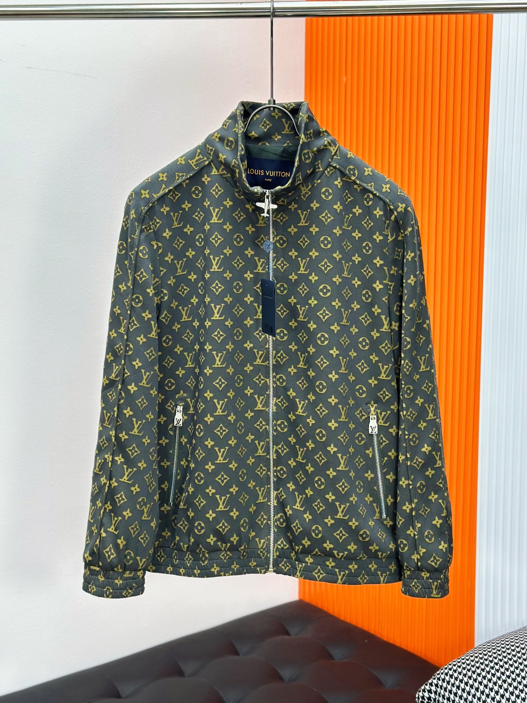 NO:527613,Donkey brand SS autumn and winter new LV jacquard jacket lapel jacket, counter customized fabric, breathable and comfortable, impeccable details, brand element design concept, reflecting high quality. It feels delicate and soft!  It is casually cut, with a great upper body style!  Wearing it is comfortable and slim, lazy and casual, combined with clean and simple colors, it is particularly pleasing to look at. It is suitable for daily wear~ I love to launch sports items embellished with vitality prints to welcome the arrival of the warm season. Size 48/50/52/54/56/,,louis vuitton,louis vuitton,jackets & coats,jackets & coats,alexander wang19860909驴牌SS秋冬新品LV提花夹克翻领外套 专柜定制面料 透气舒适度高,细节无可挑剔,品牌元素设计理念,体现高品质.手感细腻柔软！呈现休闲裁剪,上身版型超赞！穿上就是舒适自在又显瘦的存在,慵懒而随性,结合干净简单的色系就特别耐看,适合日常穿着~倾情推出缀饰活力印花的运动单品,迎接温暖季节的到来. 尺码48/50/52/54/56/,,louis vuitton,louis vuitton,jackets & coats,jackets & coats,alexander wang,Men's clothing