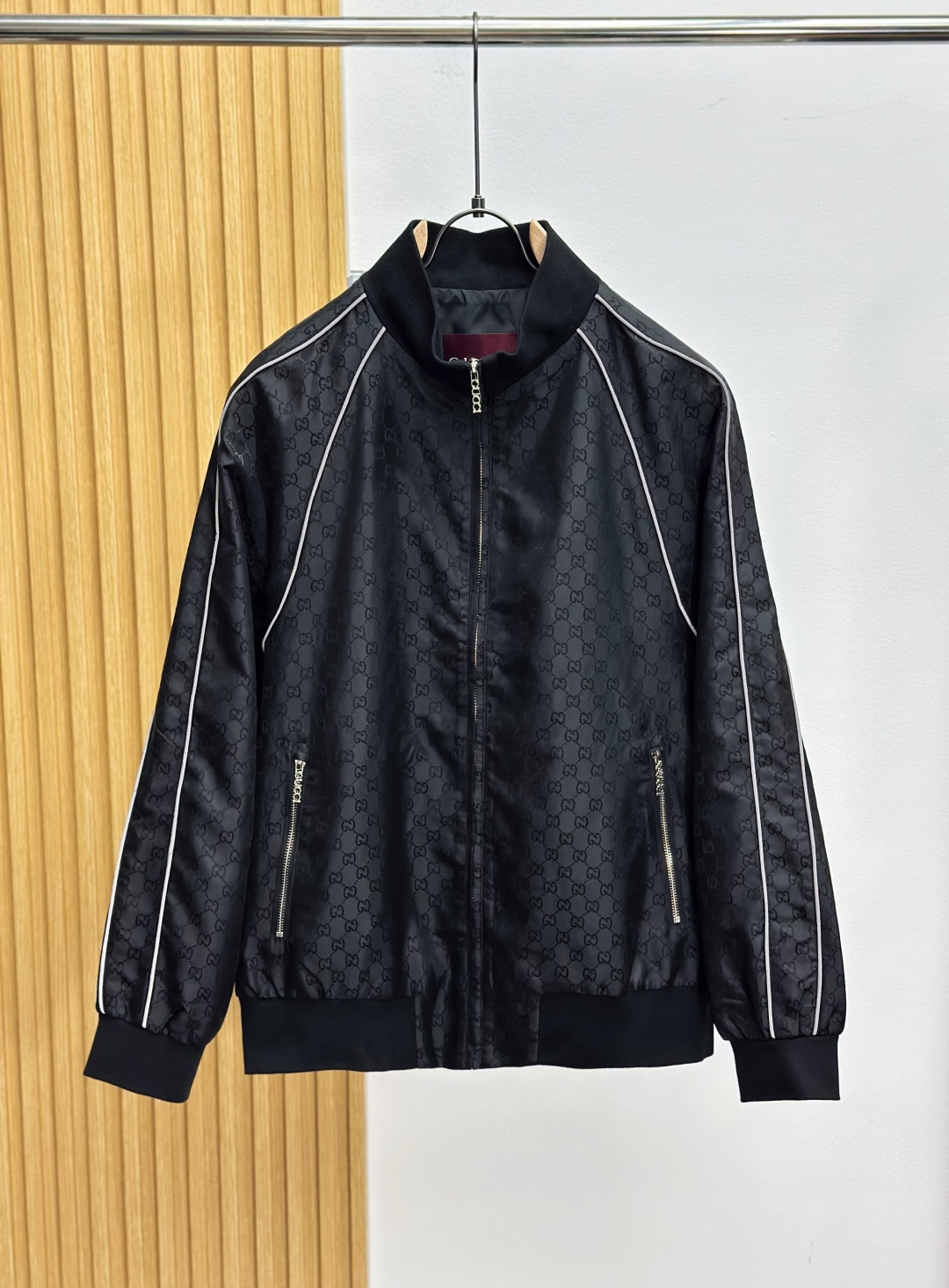 NO:499194,Gucc full-print logo jacket, trading company channel goods, pure blood quality, new autumn products, G.com simultaneously sold, popular hot models in the buyer store, exclusive sale!  A single item with great brand elements, full of dark patterns, full of printed logos, very eye-catching and fashionable detailed design highlights the brand characteristics and is quite recognizable!  The quality is first-class, the craftsmanship and fabrics are all supplied by foreign merchants. It has excellent comfort and exquisite details. For minimalist and highly artistic jackets, there are never too many wardrobes. They are very outstanding in their random outfits and full of tone!  Size M- XXXL, gucci,jackets & coats,jackets & coats,alexander wang19860909Gucc古奇满印logo夹克外套,贸易公司渠道货,纯正血统品质,秋季新品,G网同步售卖,买手店里的人气热款,独家发售！极富品牌元素特征的一款单品,满印暗纹LOGO,非常招眼且时髦的细节设计,凸显出品牌特质,相当具有辨识度！品相一流,工艺与面料皆为外商客供,舒适度绝佳,细节精致考究,对于极简且艺术感极强的夹克,衣橱永远不嫌多,随意穿搭都非常出彩,腔调十足！ 尺码M- XXXL,,gucci,jackets & coats,jackets & coats,alexander wang,Men's clothing