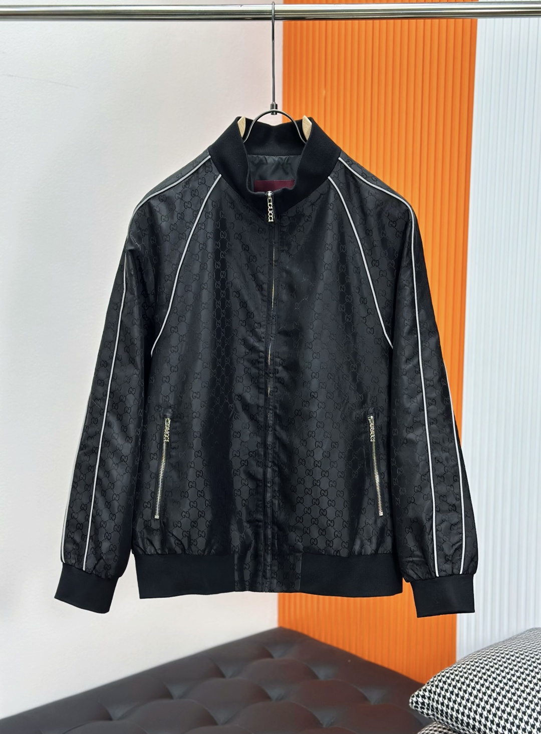 NO:527617,Gucc full-print logo jacket, trading company channel goods, pure blood quality, new autumn products, G.com simultaneously sold, popular hot models in the buyer store, exclusive sale!  A single item with great brand elements, full of dark patterns, full of printed logos, very eye-catching and fashionable detailed design highlights the brand characteristics and is quite recognizable!  The quality is first-class, the craftsmanship and fabrics are all supplied by foreign merchants. It has excellent comfort and exquisite details. For minimalist and highly artistic jackets, there are never too many wardrobes. They are very outstanding in their random outfits and full of tone!  Size M- XXXL, gucci,jackets & coats,jackets & coats,alexander wang19860909Gucc古奇满印logo夹克外套,贸易公司渠道货,纯正血统品质,秋季新品,G网同步售卖,买手店里的人气热款,独家发售！极富品牌元素特征的一款单品,满印暗纹LOGO,非常招眼且时髦的细节设计,凸显出品牌特质,相当具有辨识度！品相一流,工艺与面料皆为外商客供,舒适度绝佳,细节精致考究,对于极简且艺术感极强的夹克,衣橱永远不嫌多,随意穿搭都非常出彩,腔调十足！ 尺码M- XXXL,,gucci,jackets & coats,jackets & coats,alexander wang,Men's clothing