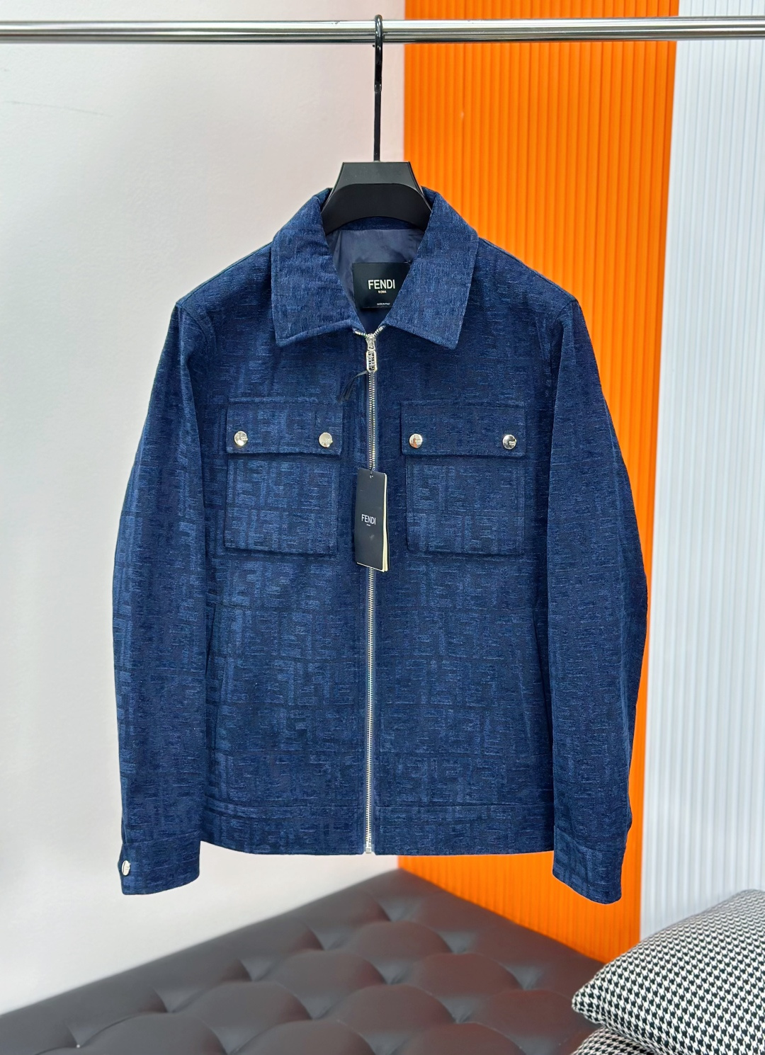 NO:511172,fendi 2025-25SS———This dark pattern casual and fashionable jacket leads the trend with its unique charm. The surface of the jacket adopts a delicate dark pattern design, revealing extraordinary taste in low-key, suitable for you who pursue personality and connotation. The tailoring focuses on comfort and slimness, and can be easily controlled whether it is daily travel or casual gathering, showing a free and casual style. The fabric is soft and has good breathability, and can maintain a comfortable body even in changing weather. The details are also exquisite, and the exquisite zipper and pocket design is both practical and beautiful. Paired with jeans or casual pants, it can easily create a fashionable look. Whether it is an urban white-collar worker or a fashion expert, this dark pattern casual jacket is an indispensable fashion item in your wardrobe.  Spot shipment blue 48-50-52-54-56.,,fendi,fendi,jeans,jackets & coats,jackets & coats,alexander wang19860909fendi芬迪2025-25SS———这款暗纹休闲时尚夹克外套,以其独特的魅力引领潮流风尚.外套表面采用了精致的暗纹设计,低调中透露出不凡的品味,适合追求个性与内涵的您.剪裁上注重舒适与修身并重,无论是日常出行还是休闲聚会,都能轻松驾驭,展现自在随性的风采.面料柔软且具有良好的透气性,即使在多变的天气里也能保持舒适体感.细节处理同样考究,精致的拉链与口袋设计,既实用又美观.搭配牛仔裤或休闲裤,都能轻松打造出时尚感十足的造型.无论是都市白领还是时尚达人,这款暗纹休闲夹克都是您衣橱中不可或缺的时尚单品. 现货发货蓝色48-50-52-54-56.,,fendi,fendi,jeans,jackets & coats,jackets & coats,alexander wang,Men's clothing