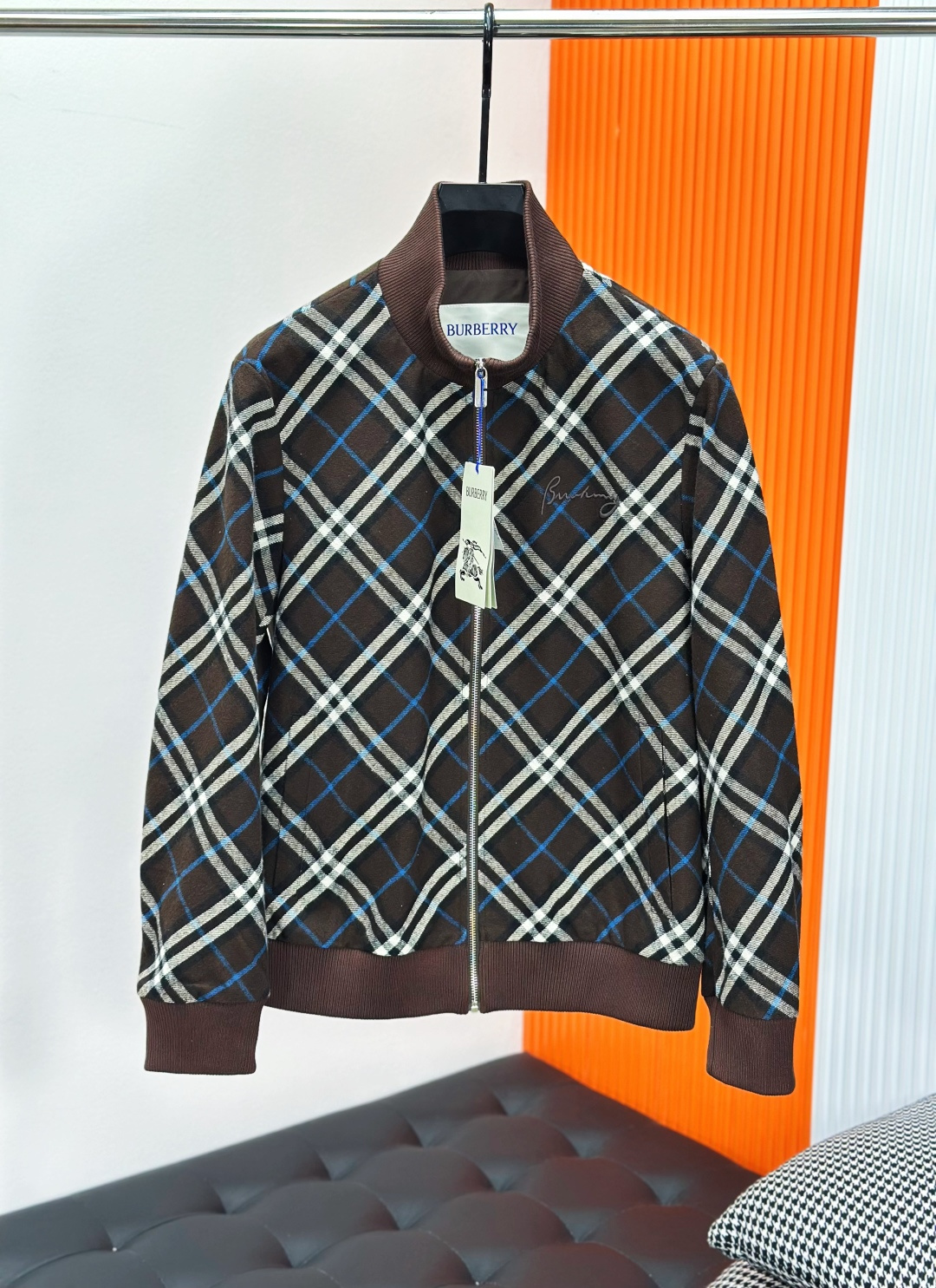 NO:511174,Burberry 2025-25SS - plaid casual and fashionable jacket, leading the trend with its unique charm. The surface of the jacket adopts a delicate dark pattern design, revealing extraordinary taste in low-key, suitable for you who pursue personality and connotation. The tailoring focuses on comfort and slimness, and can be easily controlled whether it is daily travel or casual gathering, showing a free and casual style. The fabric is soft and has good breathability, and can maintain a comfortable body even in changing weather. The details are also exquisite, and the exquisite zipper and pocket design is both practical and beautiful. Paired with jeans or casual pants, it can easily create a fashionable look. Whether it is an urban white-collar worker or a fashion expert, this dark-text casual jacket is an indispensable fashion item in your wardrobe.  Spot shipment of brown 48-50-52-54-56., burberry, burberry, jeans, jackets & coats, jackets & coats, alexander wang19860909Burberry巴宝莉2025-25SS——格纹休闲时尚夹克外套,以其独特的魅力引领潮流风尚.外套表面采用了精致的暗纹设计,低调中透露出不凡的品味,适合追求个性与内涵的您.剪裁上注重舒适与修身并重,无论是日常出行还是休闲聚会,都能轻松驾驭,展现自在随性的风采.面料柔软且具有良好的透气性,即使在多变的天气里也能保持舒适体感.细节处理同样考究,精致的拉链与口袋设计,既实用又美观.搭配牛仔裤或休闲裤,都能轻松打造出时尚感十足的造型.无论是都市白领还是时尚达人,这款暗纹休闲夹克都是您衣橱中不可或缺的时尚单品. 现货发货咖啡色48-50-52-54-56.,,burberry,burberry,jeans,jackets & coats,jackets & coats,alexander wang,Men's clothing