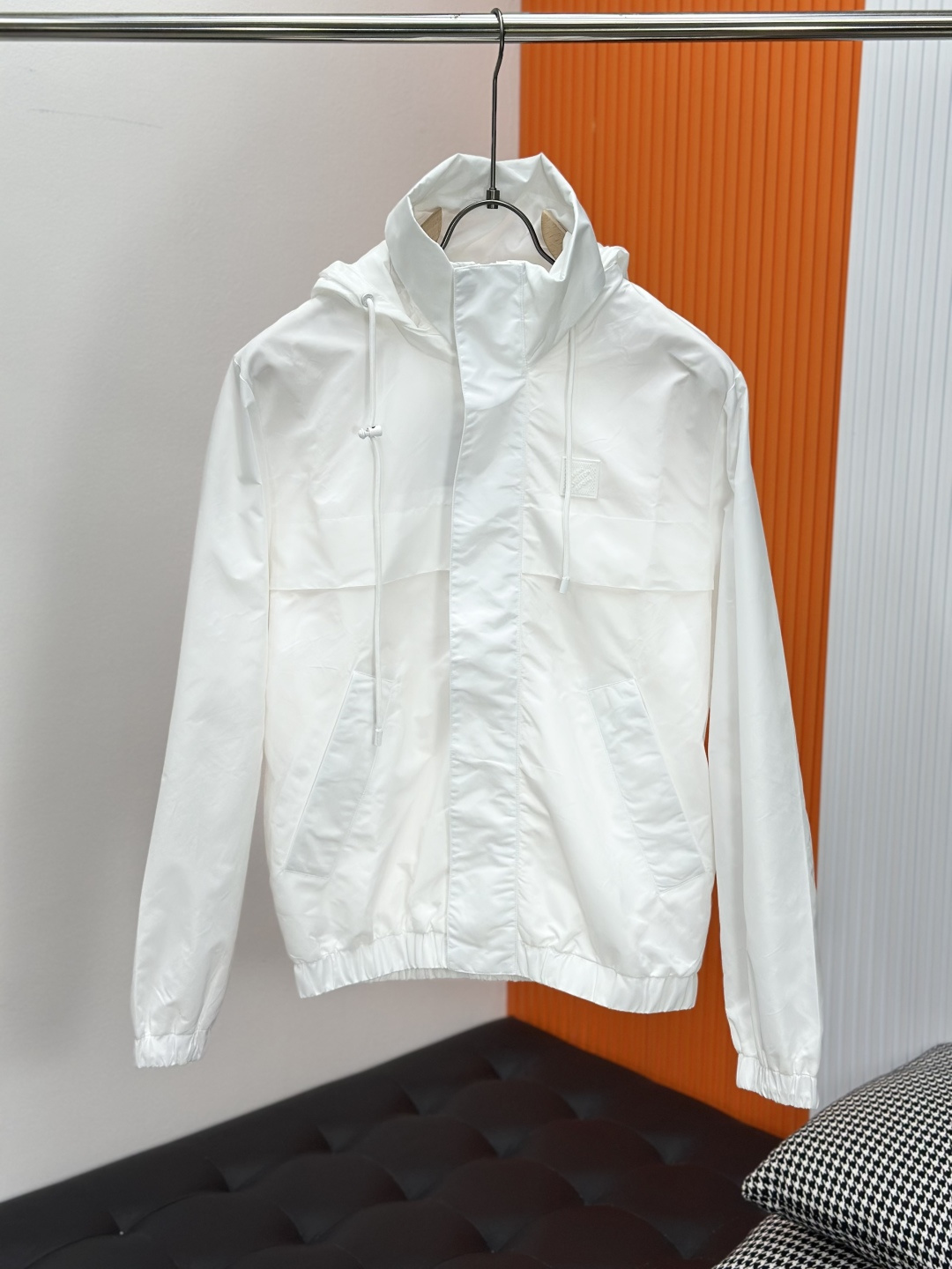 NO:530446,Donkey 1V 2025FW Autumn and Winter New Hooded Wind Long Sleeve Jacket Front Rubber Marque L.Vuitton Deposee Patch can be stored and adjustable Monogram patterned hood stretch cuffs and waist Breathable underarm eyelets Tonal lining lining hide zipper front closure casual style Size M-3XL,,louis vuitton,jackets & coats,hats,alexander wang19860909驴牌1V 2025FW 秋冬新款连帽防风长袖外套 正面橡胶 Marque L.Vuitton Deposee 贴饰可收纳可调节 Monogram 图案兜帽弹力袖口和腰部 透气腋下孔眼 同色系里布内衬 隐藏式拉链前襟 休闲款式 尺码M-3XL,,louis vuitton,jackets & coats,hats,alexander wang,Men's clothing