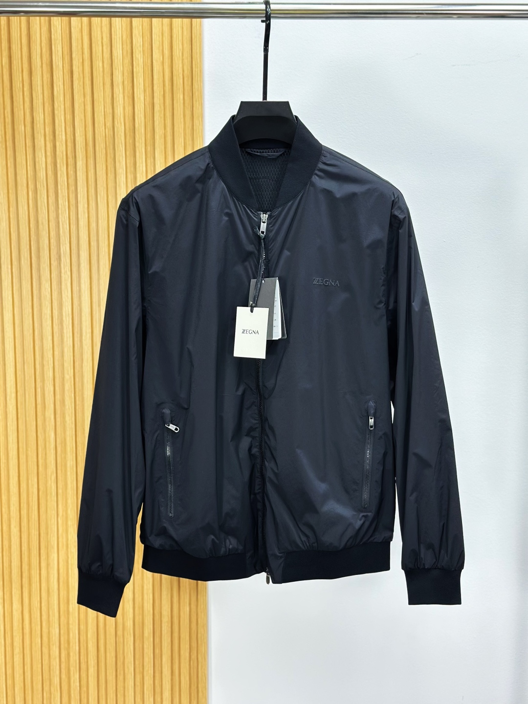 NO:599587,Ermenegildo Zegna Italian classic baseball collar ~ ZZ early autumn thin men's casual jacket, a W-level top item on the counter, both in quality and style. The upper body is very high-end, and it can be worn as a basic daily wear in the workplace. It is a versatile commuting style ~ very handsome and exquisite!  This jacket is made of plain weave fabric, which is waterproof. The inner mesh design increases breathability and comfort. The plain weave fabric is slightly elastic and breathable, soft, comfortable and fits the body curve. The style is neutral, simple and elegant, versatile and fashionable. It is suitable for various occasions. All hardware accessories are customized. Proper cabinet quality!  Men's color black gray size S-XXL,,zegna,jackets & coats,jackets & coats,alexander wang19860909杰尼亚意式经典棒球领~ZZ早秋薄款男士休闲夹克外套 柜上破W级别的王牌单品,不论品质还是版型 上身都很高级,日常基础穿搭 职场上班都可 很百搭的通勤款~很帅很精致！ 这款夹克采用平纹面料,具防水特性 内里网布设计增加透气性和舒适度 平纹面料微弹透气,柔软舒适并贴合身体曲线 风格中性风,简洁大方,百搭时尚 适用于各种场合,所有五金辅料都是客供定制 妥妥的柜上品质！ 男款 颜色黑色 灰色 尺码S-XXL,,zegna,jackets & coats,jackets & coats,alexander wang,Men's clothing