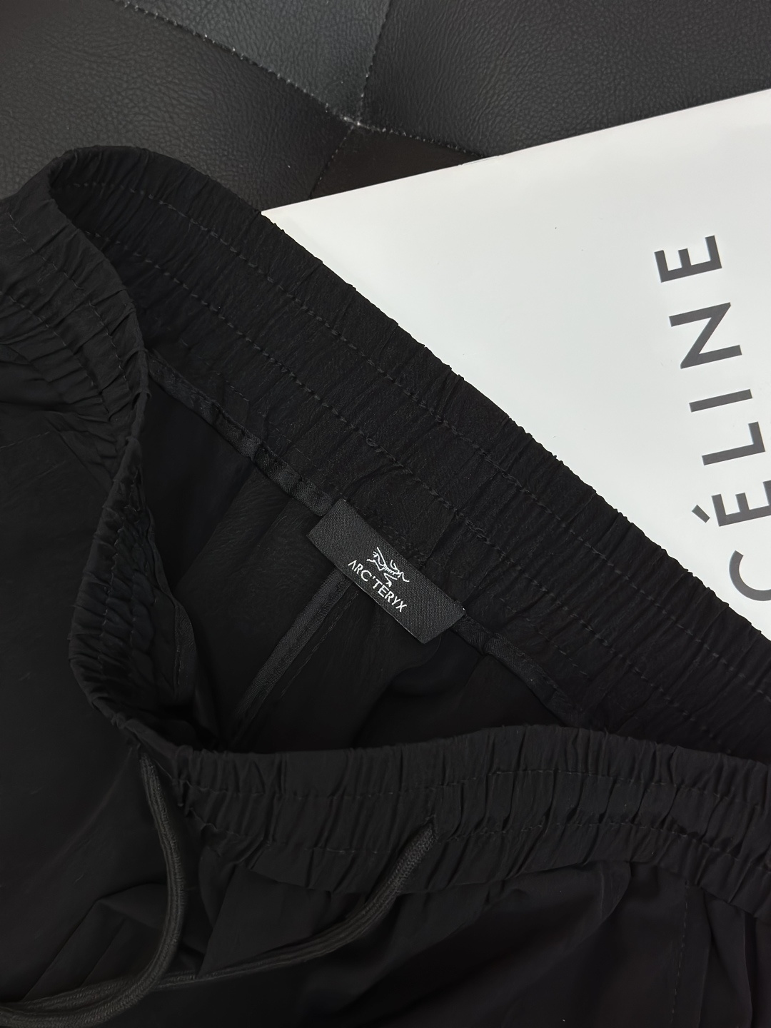 始祖鸟ARC'TERYX男士休闲速干短裤，商务 户外 休闲版。颜色:黑色 ，天蓝，藏蓝，橘色，米色此款裤