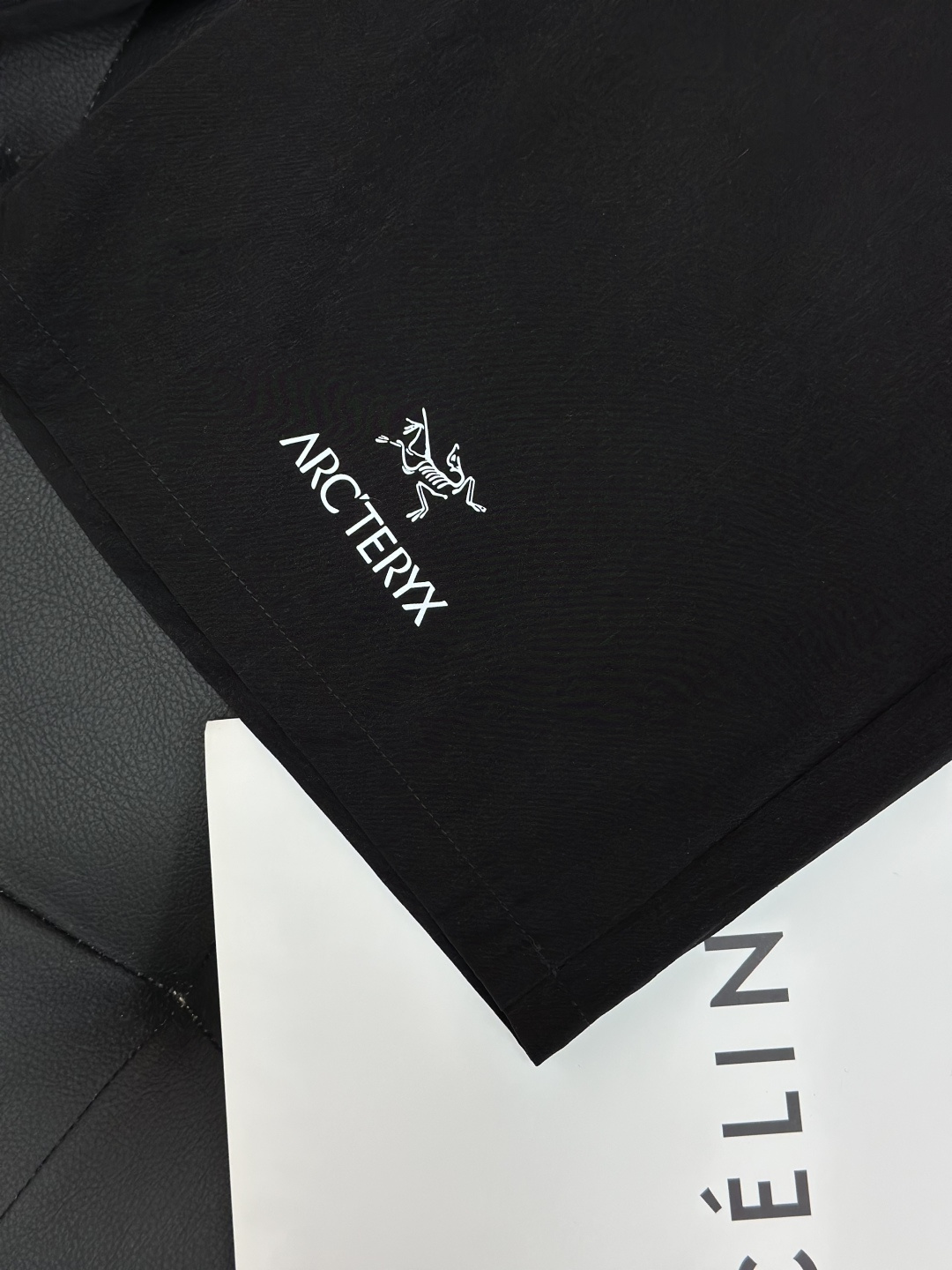 始祖鸟ARC'TERYX男士休闲速干短裤，商务 户外 休闲版。颜色:黑色 ，天蓝，藏蓝，橘色，米色此款裤