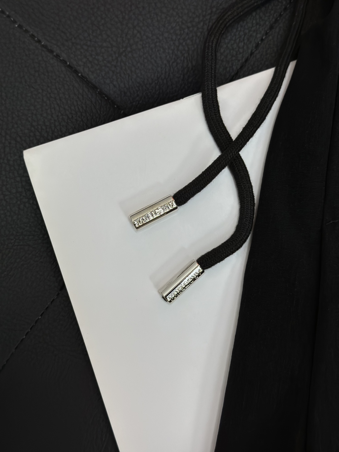 始祖鸟ARC'TERYX男士休闲速干短裤，商务 户外 休闲版。颜色:黑色 ，天蓝，藏蓝，橘色，米色此款裤