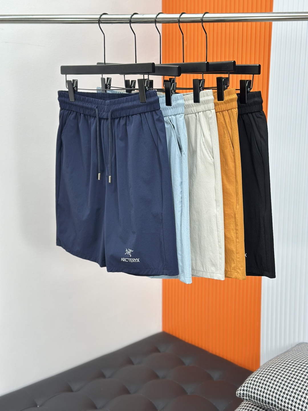 始祖鸟ARC'TERYX男士休闲速干短裤，商务 户外 休闲版。颜色:黑色 ，天蓝，藏蓝，橘色，米色此款裤