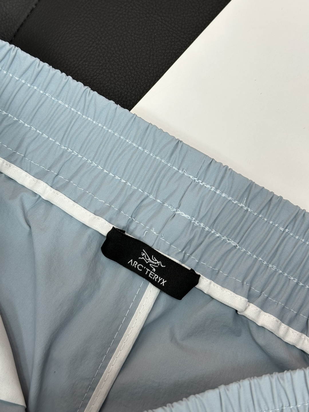 始祖鸟ARC'TERYX男士休闲速干短裤，商务 户外 休闲版。颜色:黑色 ，天蓝，藏蓝，橘色，米色此款裤