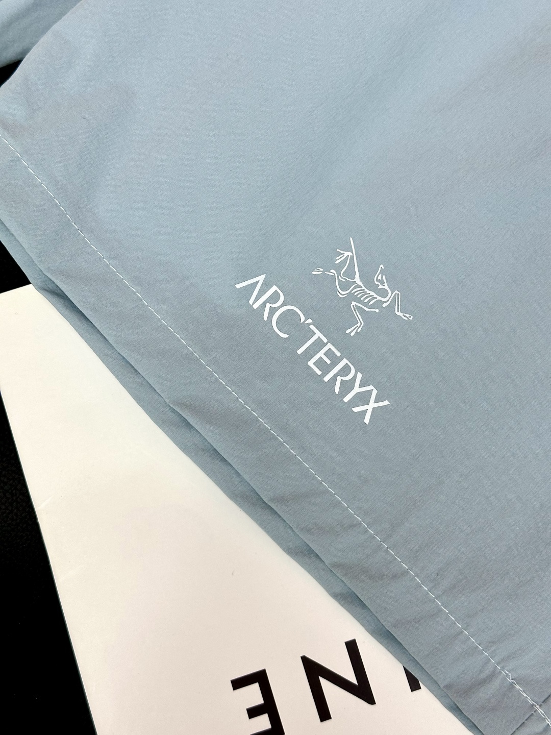 始祖鸟ARC'TERYX男士休闲速干短裤，商务 户外 休闲版。颜色:黑色 ，天蓝，藏蓝，橘色，米色此款裤