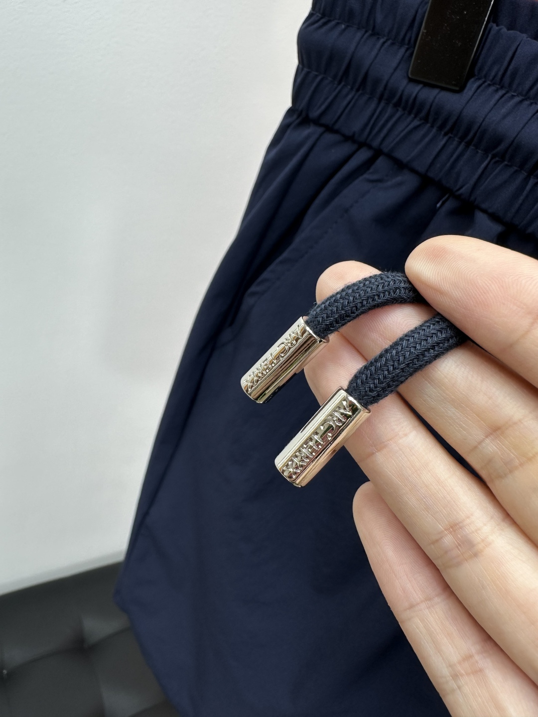 始祖鸟ARC'TERYX男士休闲速干短裤，商务 户外 休闲版。颜色:黑色 ，天蓝，藏蓝，橘色，米色此款裤