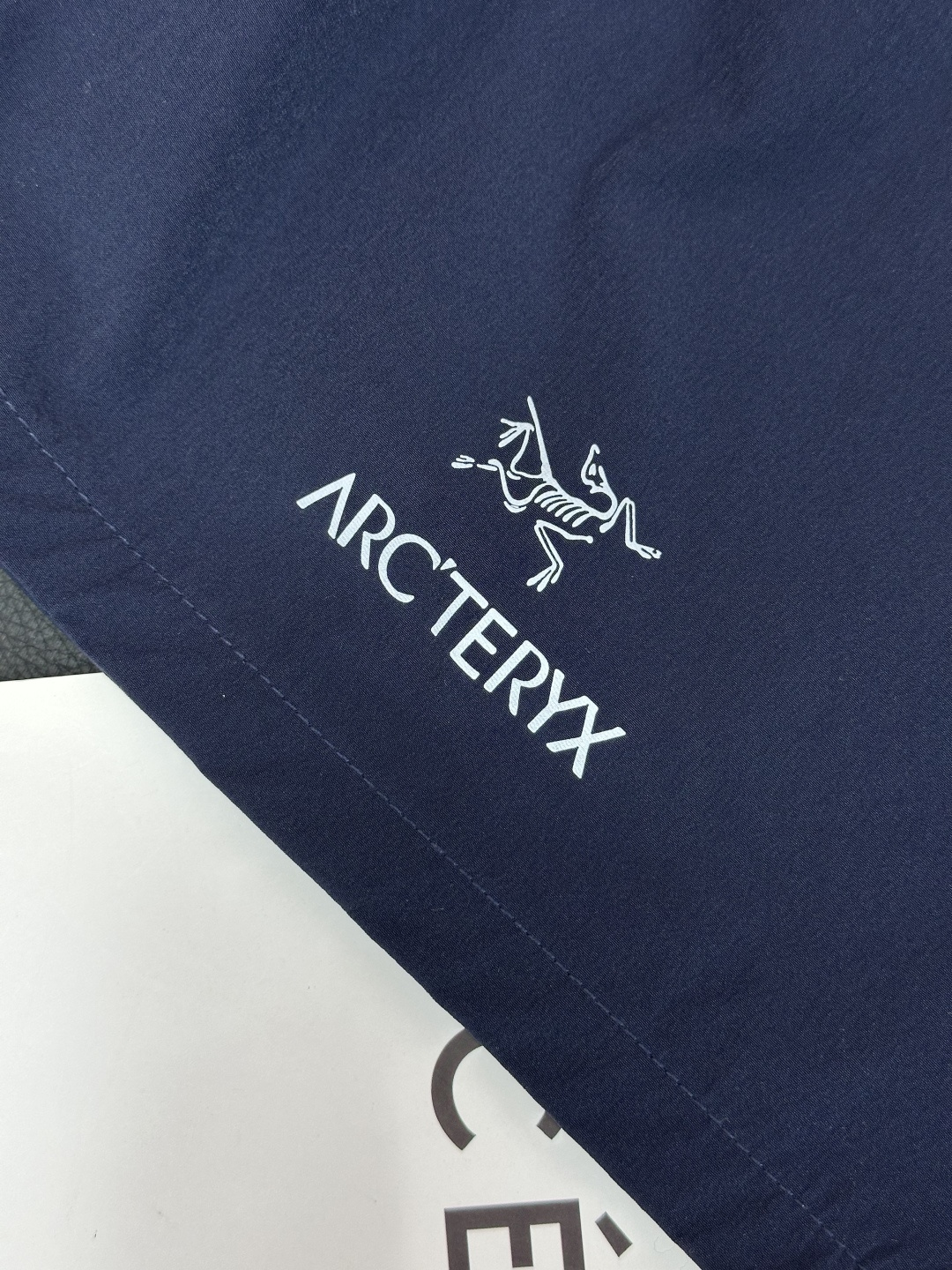 始祖鸟ARC'TERYX男士休闲速干短裤，商务 户外 休闲版。颜色:黑色 ，天蓝，藏蓝，橘色，米色此款裤