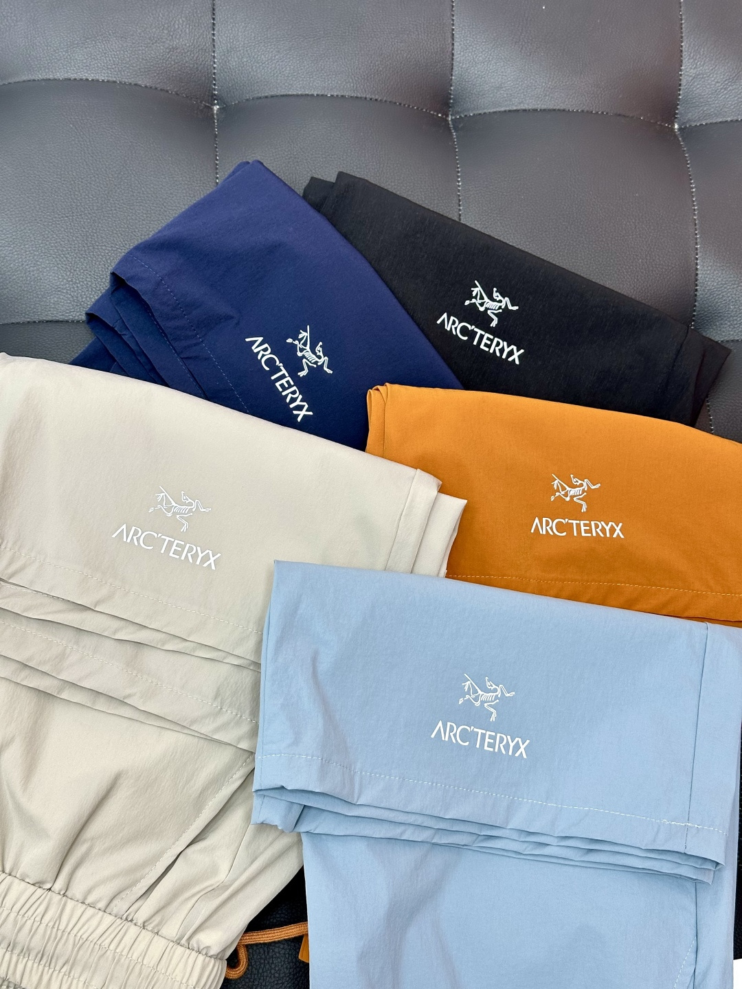 始祖鸟ARC'TERYX男士休闲速干短裤，商务 户外 休闲版。颜色:黑色 ，天蓝，藏蓝，橘色，米色此款裤