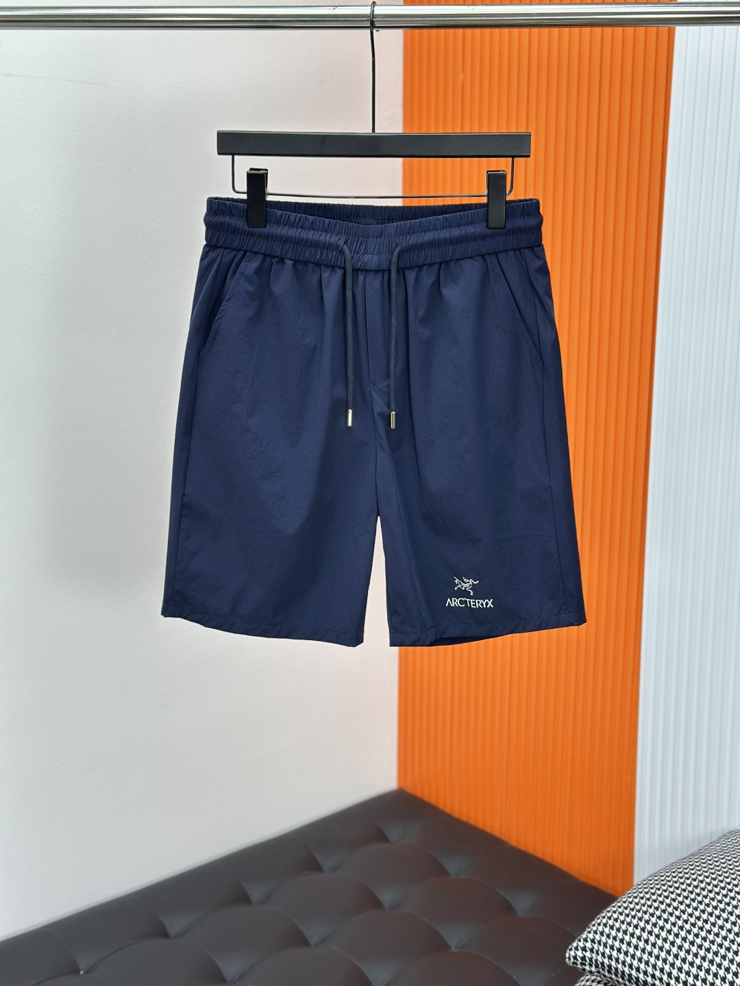 始祖鸟ARC'TERYX男士休闲速干短裤，商务 户外 休闲版。颜色:黑色 ，天蓝，藏蓝，橘色，米色此款裤
