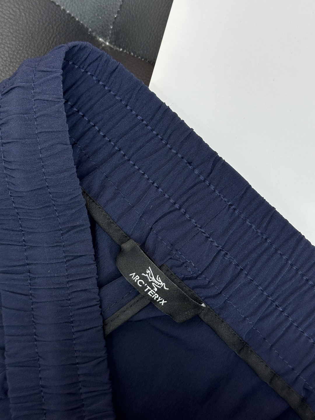 始祖鸟ARC'TERYX男士休闲速干短裤，商务 户外 休闲版。颜色:黑色 ，天蓝，藏蓝，橘色，米色此款裤