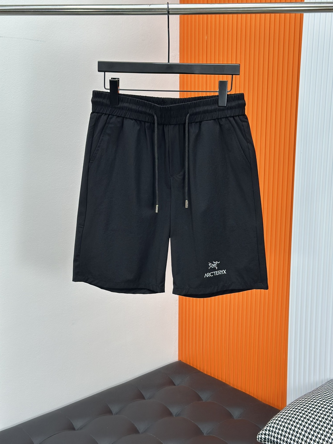 始祖鸟ARC'TERYX男士休闲速干短裤，商务 户外 休闲版。颜色:黑色 ，天蓝，藏蓝，橘色，米色此款裤