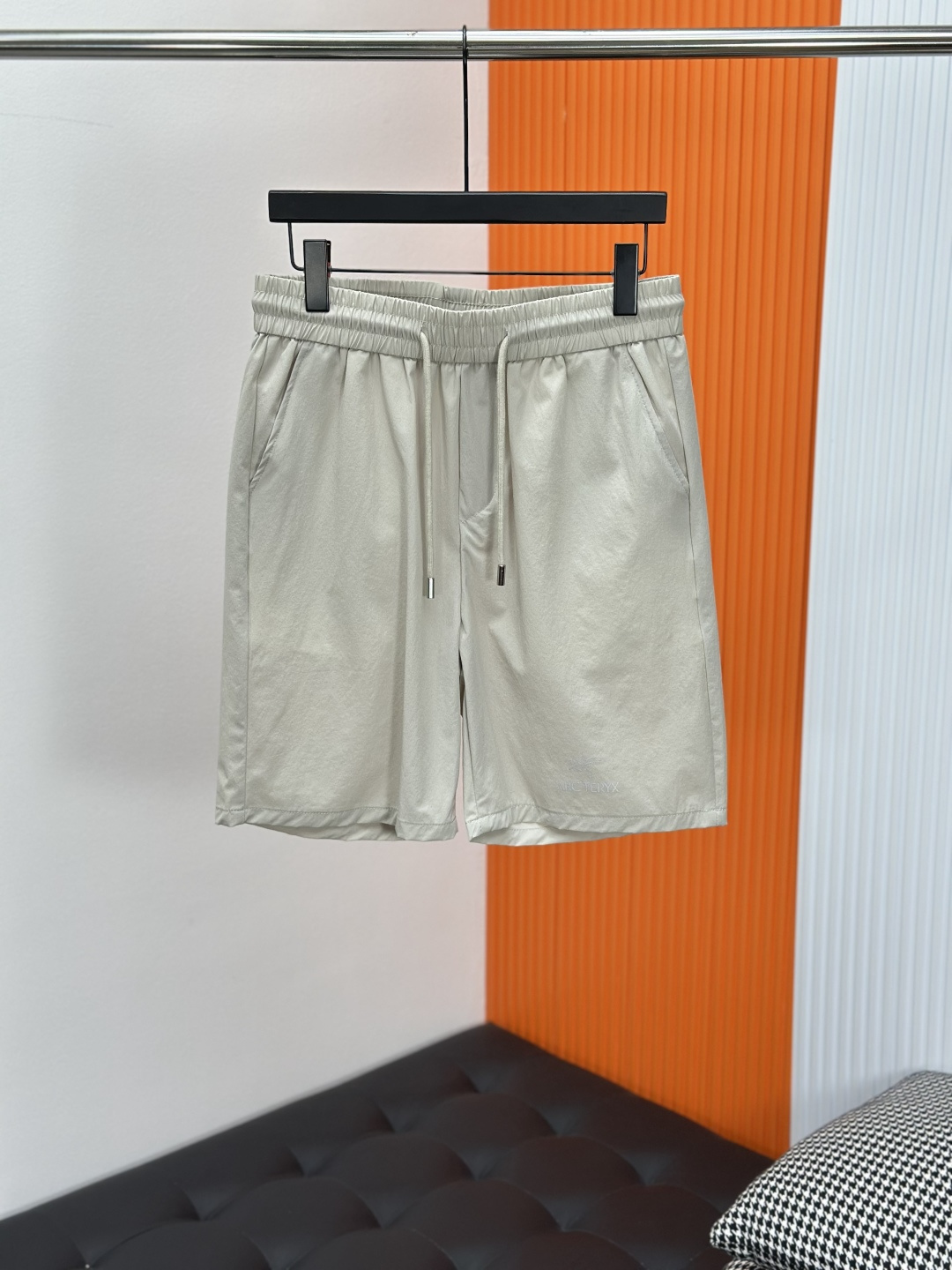 始祖鸟ARC'TERYX男士休闲速干短裤，商务 户外 休闲版。颜色:黑色 ，天蓝，藏蓝，橘色，米色此款裤