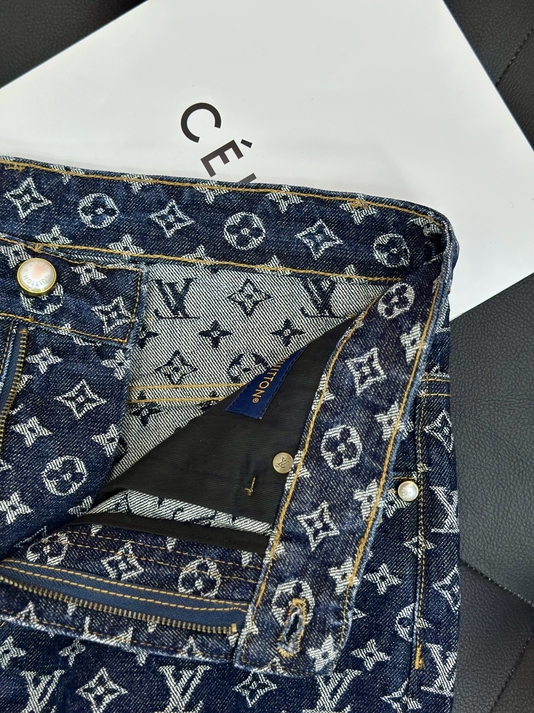 LOUIS VUITTON 驴牌老花满印提花牛仔长裤定织面料。提花工艺为双12针头细纹织出。辅料：原版开