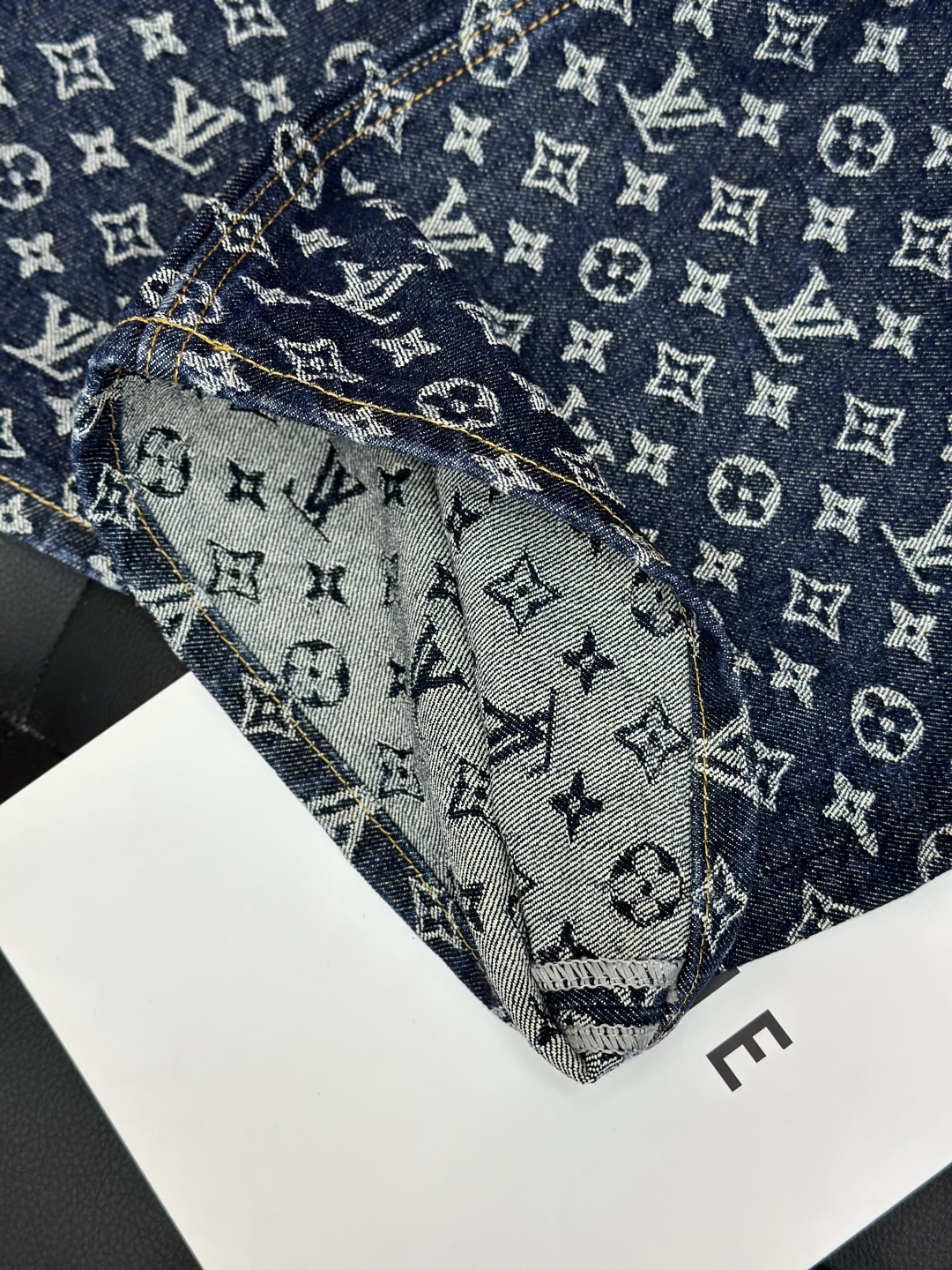 LOUIS VUITTON 驴牌老花满印提花牛仔长裤定织面料。提花工艺为双12针头细纹织出。辅料：原版开