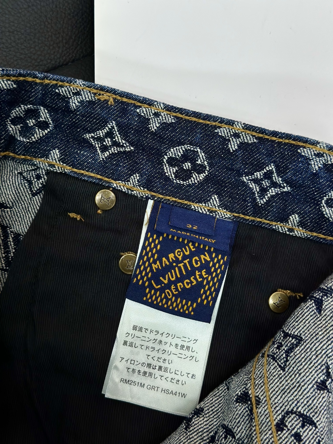LOUIS VUITTON 驴牌老花满印提花牛仔长裤定织面料。提花工艺为双12针头细纹织出。辅料：原版开