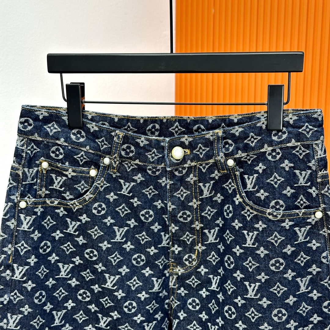 LOUIS VUITTON 驴牌老花满印提花牛仔长裤定织面料。提花工艺为双12针头细纹织出。辅料：原版开