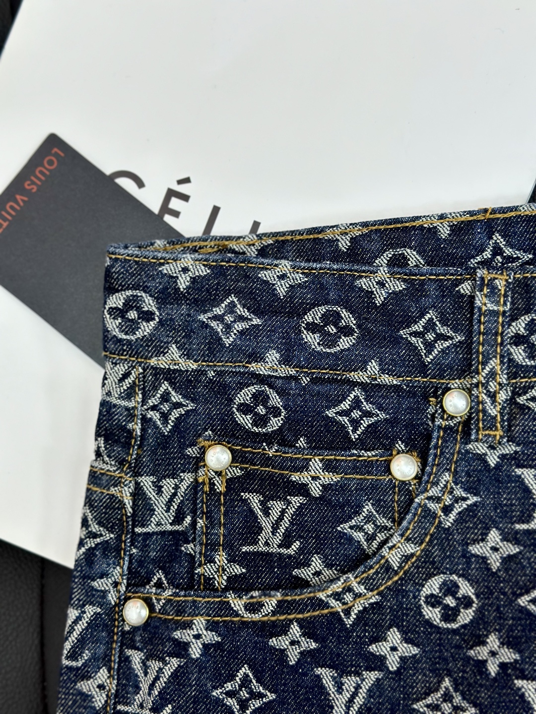 LOUIS VUITTON 驴牌老花满印提花牛仔长裤定织面料。提花工艺为双12针头细纹织出。辅料：原版开