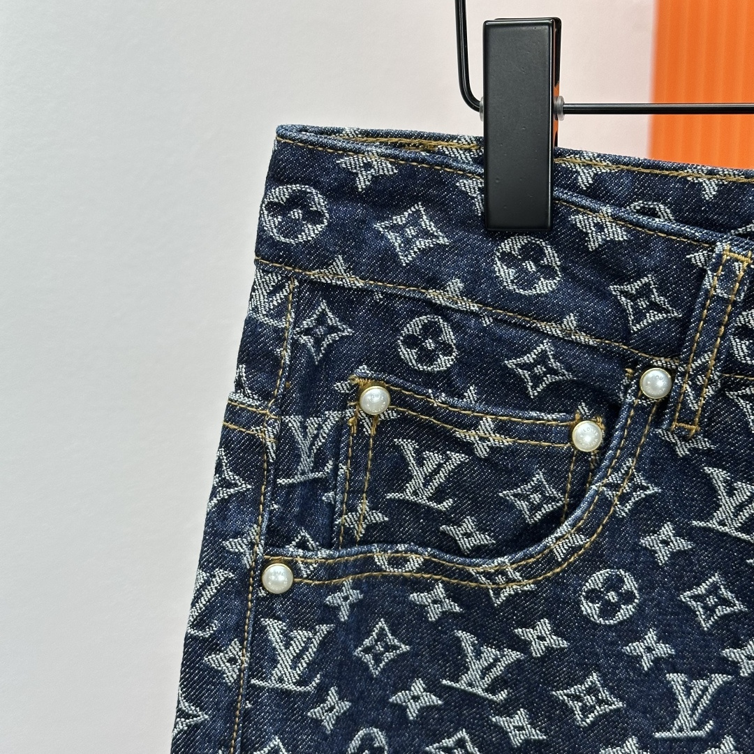 LOUIS VUITTON 驴牌老花满印提花牛仔长裤定织面料。提花工艺为双12针头细纹织出。辅料：原版开