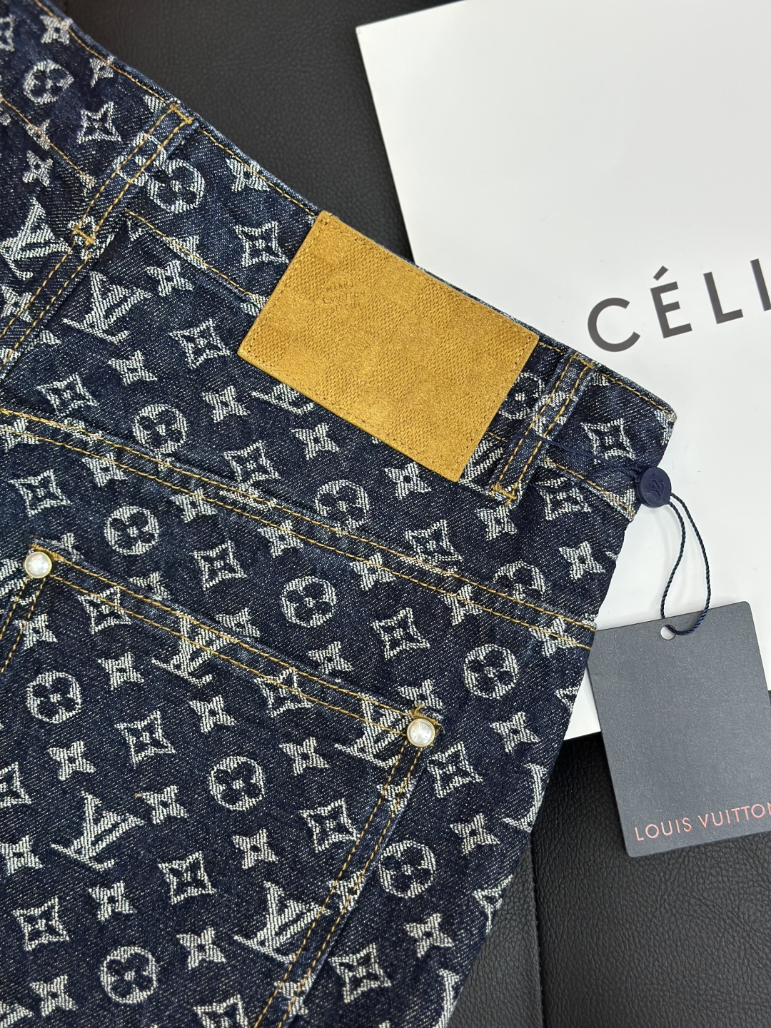 LOUIS VUITTON 驴牌老花满印提花牛仔长裤定织面料。提花工艺为双12针头细纹织出。辅料：原版开