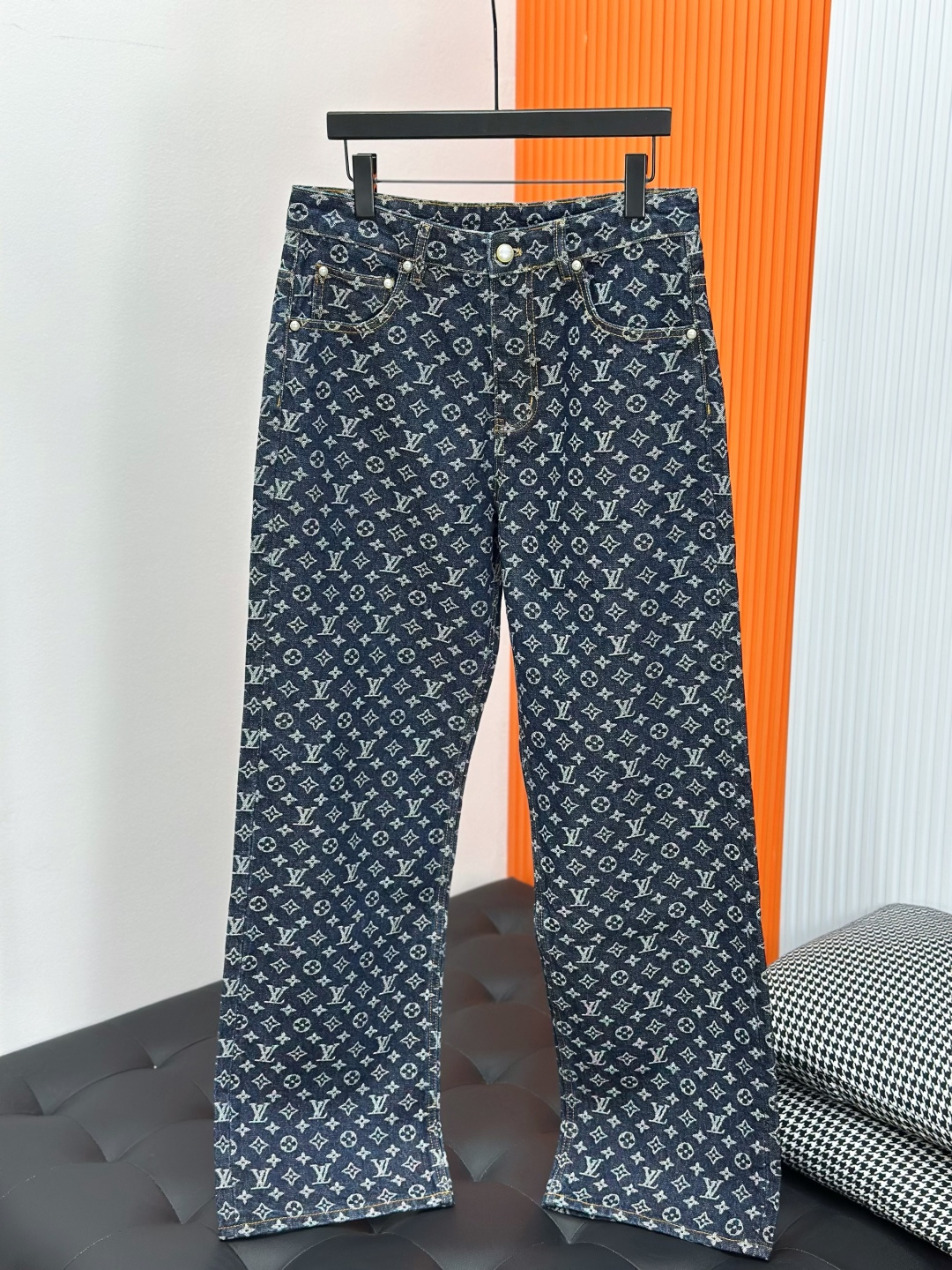 LOUIS VUITTON 驴牌老花满印提花牛仔长裤定织面料。提花工艺为双12针头细纹织出。辅料：原版开