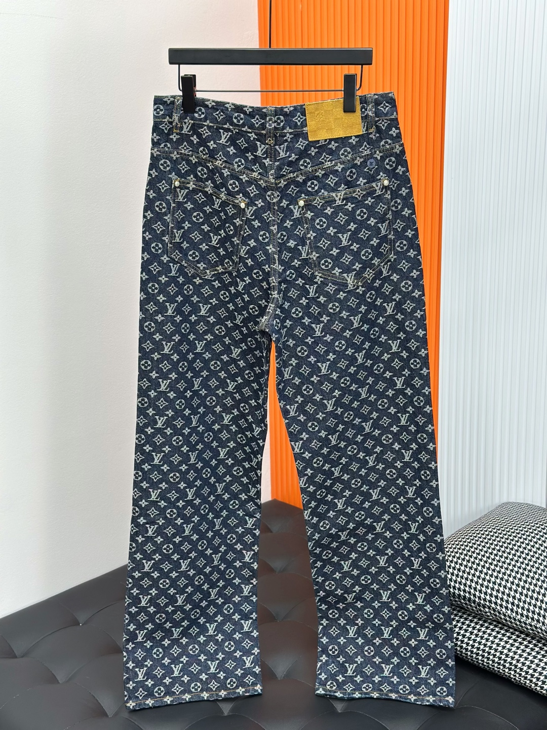 LOUIS VUITTON 驴牌老花满印提花牛仔长裤定织面料。提花工艺为双12针头细纹织出。辅料：原版开