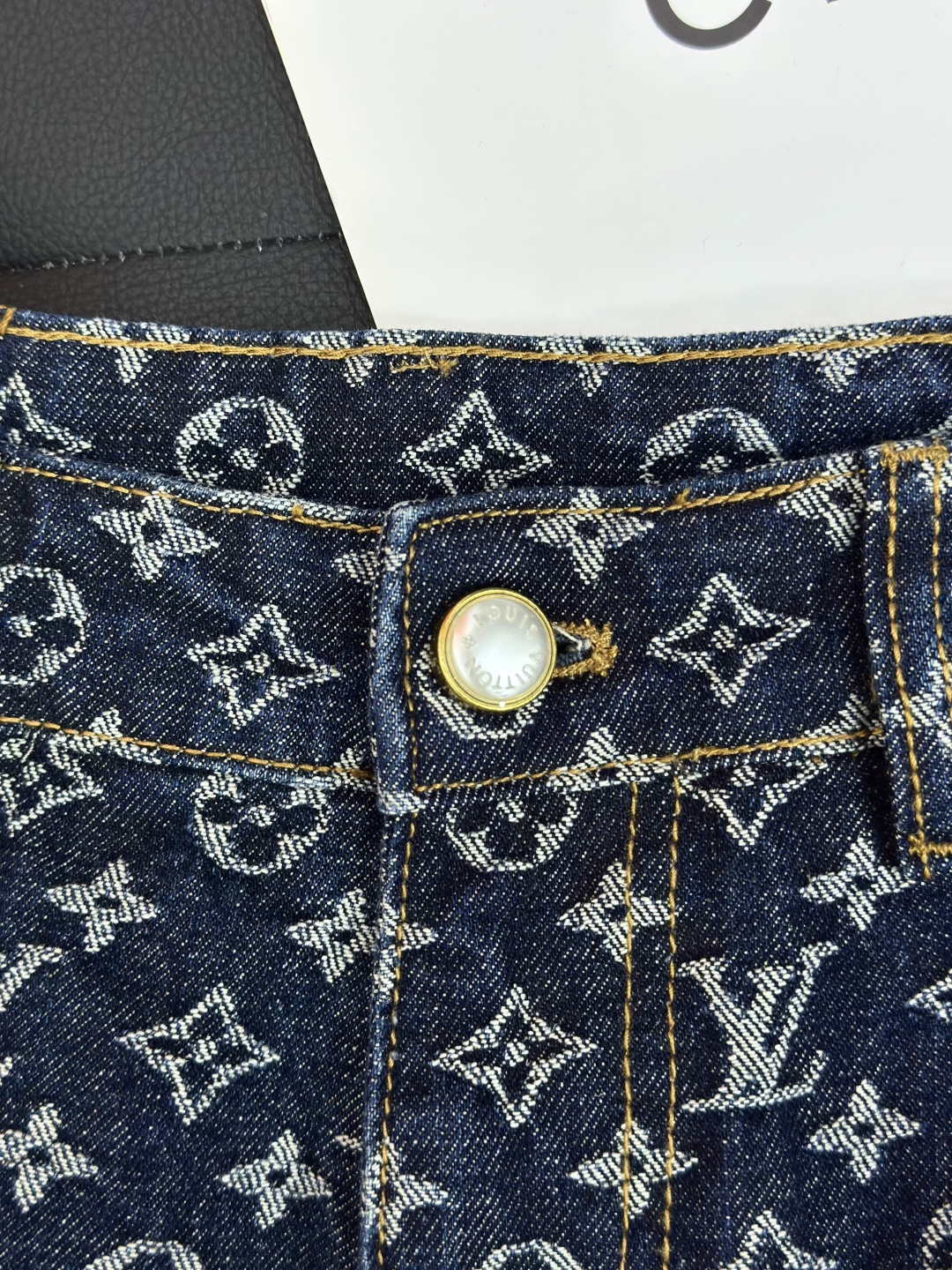 LOUIS VUITTON 驴牌老花满印提花牛仔长裤定织面料。提花工艺为双12针头细纹织出。辅料：原版开