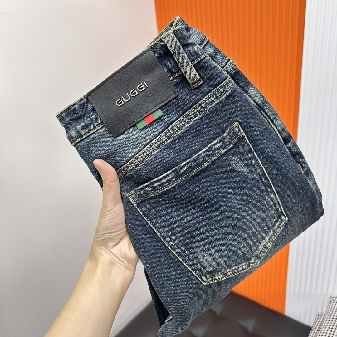 NO:517957,gucc Gucci, 2025 autumn and winter jeans, fabric upgrade, elastic waist circumference, simultaneous sale at the counter, imported color fixing fabric, original custom reproduction, customer-supplied hardware and auxiliary materials, original quality, heavy industry washing, fine workmanship and excellent upper body!  Preferred single product Original single product Number 28-38 There are 35 or no 37, Gucci, Jeans, Alexander wang19860909gucc古奇,2025秋冬牛仔裤 面料升级,弹力腰围,柜台同步发售,进口固色面料 原版定制复刻 客供五金辅料 原单品质 重工洗水 做工走线精细 上身绝佳！优选单品 原单出品 码数28-38有35无37,,gucci,jeans,alexander wang,Men's clothing