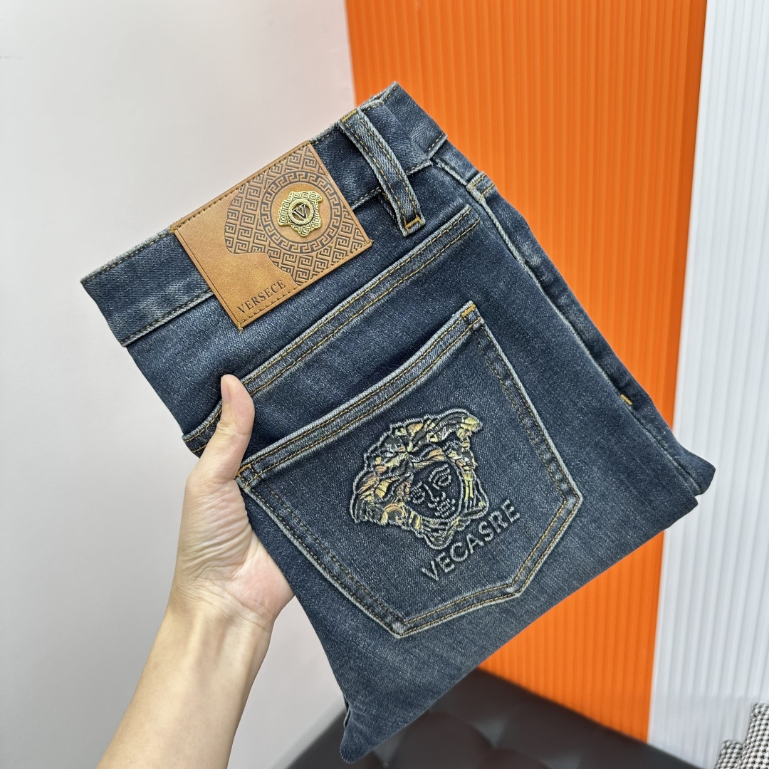 NO:517959,New autumn and winter products are available for sale. Versace denim, customized fabric, soft and comfortable, slim and small straight tube fashionable and exquisite, simple and elegant design, simple and atmospheric and classic style, full of big brand feeling, easy to match, the first choice for fashion!  Number of codes 28-38 has 35, versace, versace, alexander wang19860909秋冬新品新款上市 versace范思哲牛仔,定制面料,柔软舒适,修身小直筒时髦精致,设计简洁大气经典造型,大牌感十足, 修身好搭配,时尚首选！ 码数28-38 有35,,versace,versace,alexander wang,Men's clothing