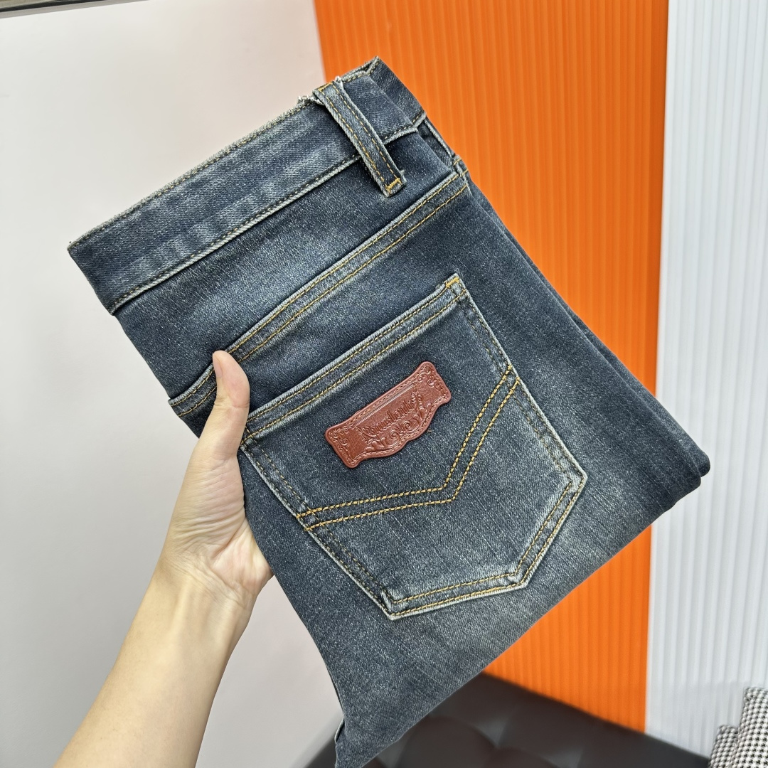 NO:517960,mmj, 2025 autumn and winter jeans, fabric upgrade, elastic waist circumference, simultaneous sale of counters, imported color fixing fabrics, original custom reproduction, customer-supplied hardware and auxiliary materials, original quality, heavy industry washing, fine workmanship and excellent upper body!  Preferred single product Original single product Number 28-38 There are 35 without 37, jeans, alexander wang19860909mmj,2025秋冬牛仔裤 面料升级,弹力腰围,柜台同步发售,进口固色面料 原版定制复刻 客供五金辅料 原单品质 重工洗水 做工走线精细 上身绝佳！优选单品 原单出品 码数28-38有35无37,,jeans,alexander wang,Men's clothing