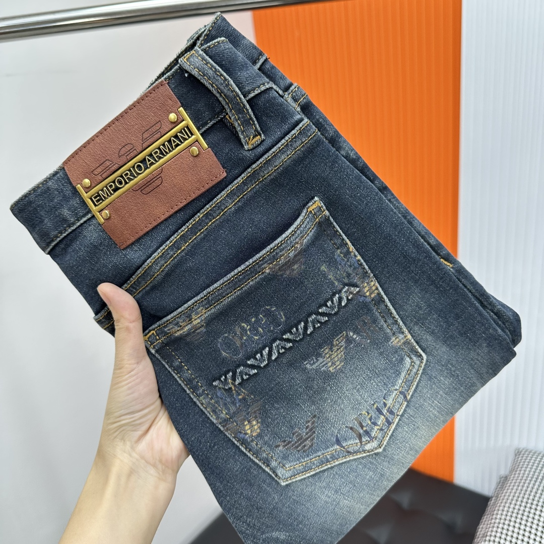 NO:517961,Armani, 2025 autumn and winter jeans, fabric upgrade, elastic waist circumference, simultaneous sale at the counter, imported color fixing fabric, original custom reproduction, customer-supplied hardware and auxiliary materials, original quality, heavy industry washing, fine workmanship and excellent upper body!  Preferred single product Original single product Number 28-38 There are 35 or no 37, Armani, Armani, Jeans, Alexander wang19860909Armani阿玛尼,2025秋冬牛仔裤 面料升级,弹力腰围,柜台同步发售,进口固色面料 原版定制复刻 客供五金辅料 原单品质 重工洗水 做工走线精细 上身绝佳！优选单品 原单出品 码数28-38有35无37,,armani,armani,jeans,alexander wang,Men's clothing