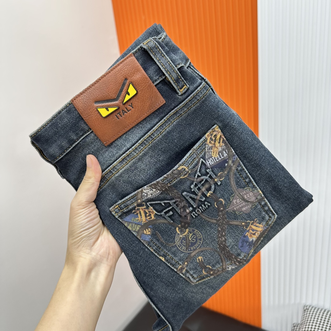 NO:517962,fendi, 2025 autumn and winter jeans, fabric upgrade, elastic waist circumference, simultaneous sale of counters, imported color fixing fabrics, original custom reproduction, customer-supplied hardware and auxiliary materials, original quality, heavy industry washing, fine workmanship and excellent upper body!  Preferred single product Original single product Number 28-38 There are 35 or no 37, fendi, fendi, jeans, alexander wang19860909fendi芬迪,2025秋冬牛仔裤 面料升级,弹力腰围,柜台同步发售,进口固色面料 原版定制复刻 客供五金辅料 原单品质 重工洗水 做工走线精细 上身绝佳！优选单品 原单出品 码数28-38有35无37,,fendi,fendi,jeans,alexander wang,Men's clothing