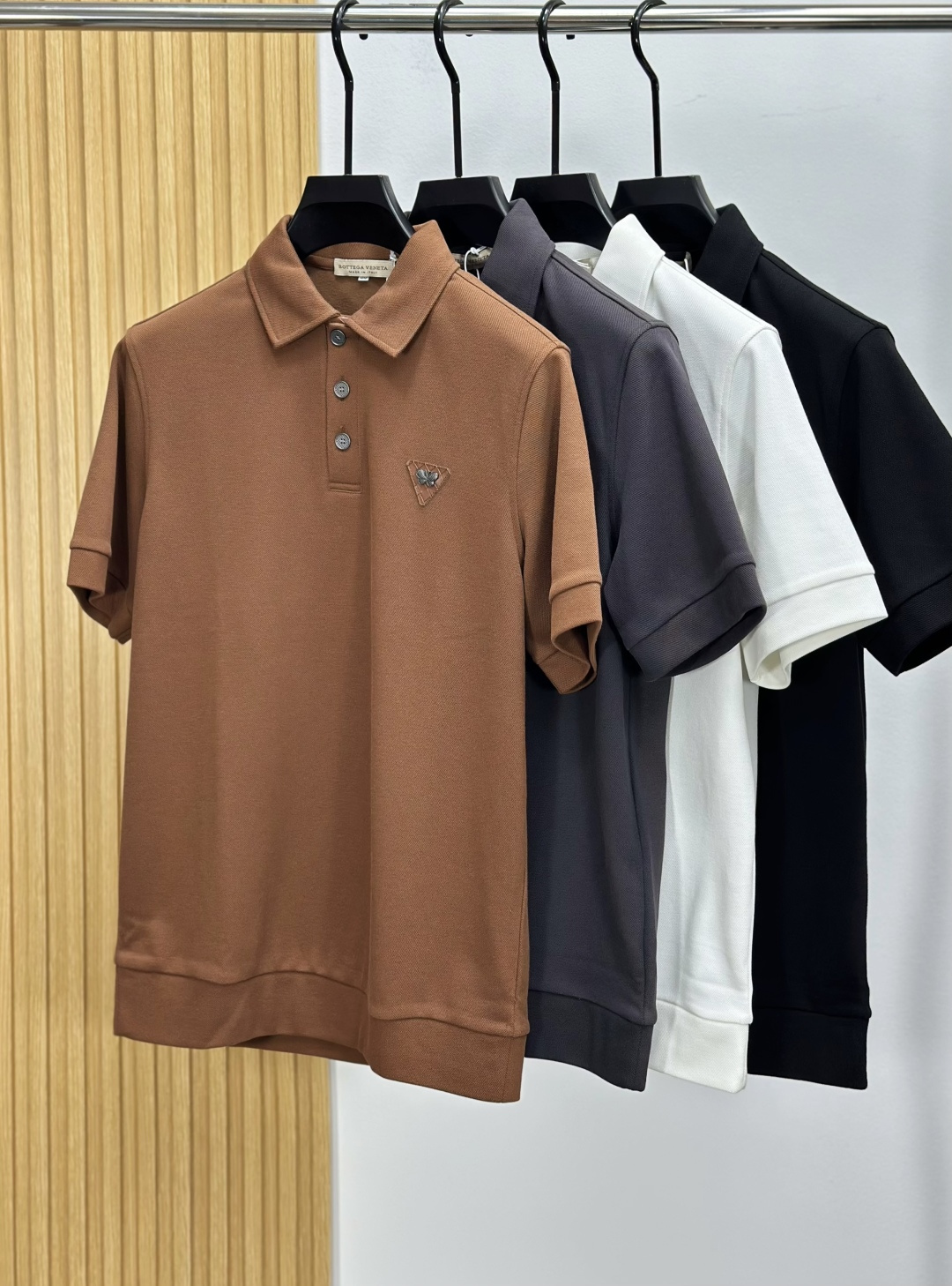 NO:645257,Plus velvet, BV Bottega Veneta, 2025 autumn and winter new style, high-end elegant and fashionable men's customization  Top fashion casual short-sleeved polo shirt, a must-have item for high-end people. The original logo design is more luxurious and noble. Imported cotton polyester fiber fabric, down soft lining is softer and warmer. The upper body is comfortable and classy. It feels very smooth and soft. It can be easily controlled regardless of business, fashion or leisure. And the age span is very large. It conforms to the practical dressing customs of men. It is the first choice for urban senior fashion people. Sizes M-3XL, Bottega Veneta, Bottega  veneta,T-shirt,down jacket,alexander wang19860909加绒,BV葆蝶家,2025秋冬新款 高端优雅时尚男士定制 顶级时尚休闲短袖polo衫,高端人士必备单品,原版logo设计更显奢华高贵风范,进口棉聚酯纤维面料,内里羽绒柔更轻柔保暖,上身舒适大方上档次,手感非常顺滑柔软,不管商务时尚休闲都可以轻松驾驭,而且年龄跨度非常之大,吻合了男性实用的穿衣习俗,都市资深时尚人士首选 尺码M-3XL,,bottega veneta,bottega veneta,T-shirt,down jacket,alexander wang,Men's clothing