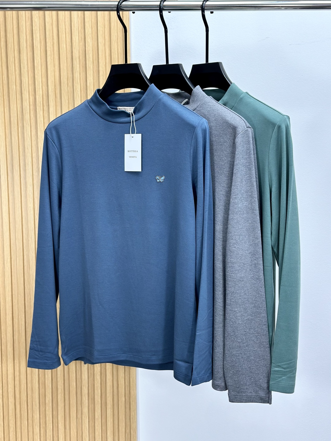 NO:645297,Thin Velvet BV Bottega Veneta, 2025 autumn and winter new style, high-end elegant and fashionable men's customization, top fashion brushed bottoming shirt, a must-have item for high-end people, the original logo design is more luxurious and noble style, imported regenerated cellulose fiber fabric, super soft, comfortable and classy upper body, very smooth and soft to the touch, can be easily controlled regardless of business, fashion or leisure, and the age span is very large, consistent with men's practical dressing customs, the first choice for urban senior fashion people  Size M-XXXL,,bottega veneta,bottega veneta,alexander wang19860909薄绒BV葆蝶家,2025秋冬新款 高端优雅时尚男士定制 顶级时尚拉绒打底衫,高端人士必备单品,原版logo设计更显奢华高贵风范,进口再生纤维素纤维面料,超级柔软,上身舒适大方上档次,手感非常顺滑柔软,不管商务时尚休闲都可以轻松驾驭,而且年龄跨度非常之大,吻合了男性实用的穿衣习俗,都市资深时尚人士首选 尺码M-XXXL,,bottega veneta,bottega veneta,alexander wang,Men's clothing