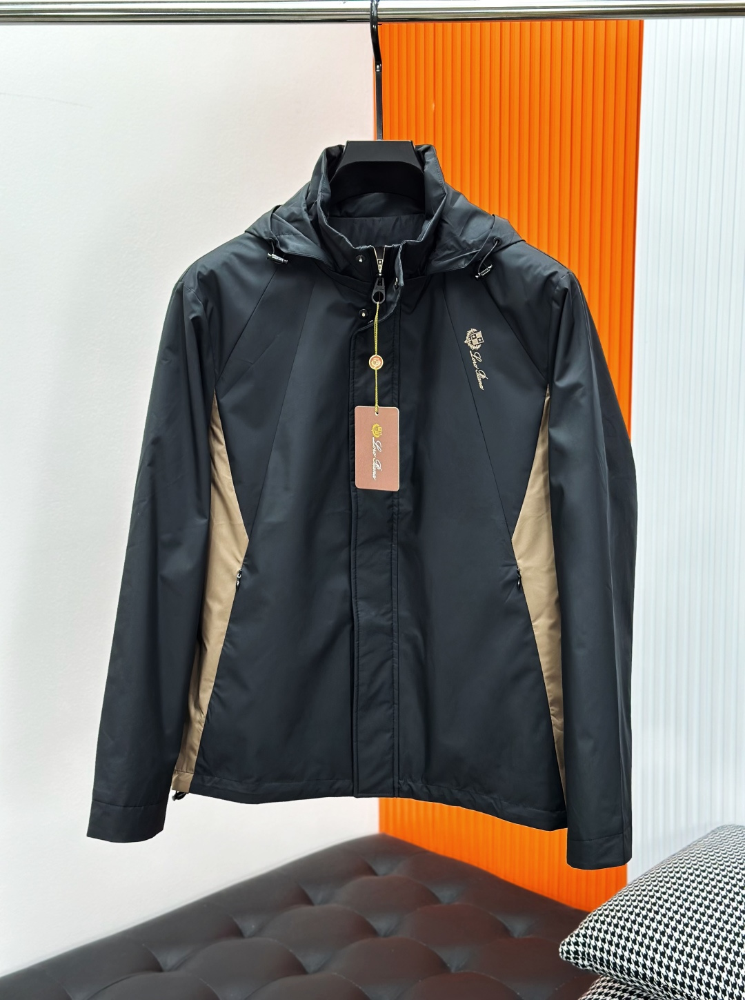 NO:527609,LP thin cotton, hooded and detachable. 25ss autumn new style. The same style for the men's hooded windbreaker and cotton jacket on the official website, chest logo. The original single three-standard high-end version. Customized fabric. High breathability and comfort, impeccable details. Brand elements design concept, reflecting high quality. The feel is delicate and soft. It presents casual cut, and the upper body style is excellent. Highly recommended. Number of codes M-3XL, loro piano, jackets & coats, hats, alexander wang19860909LP薄棉,连帽可拆. 25ss秋季新款 官网同款男士连帽风衣夹棉外套,胸前logo 原单三标齐全高端版本 定制面料 透气舒适度高,细节无可挑剔,品牌元素设计理念,体现高品质.手感细腻柔软 呈现休闲裁剪,上身版型超赞 强烈推荐 码数M-3XL,,loro piana,jackets & coats,hats,alexander wang,Men's clothing