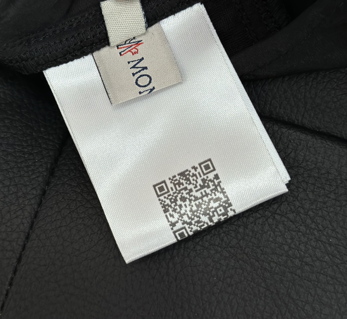 Moncler蒙口25SS新品束脚休闲时尚裤，作为当代潮流与舒适的完美结合，正逐渐成为衣橱中的必备单品。