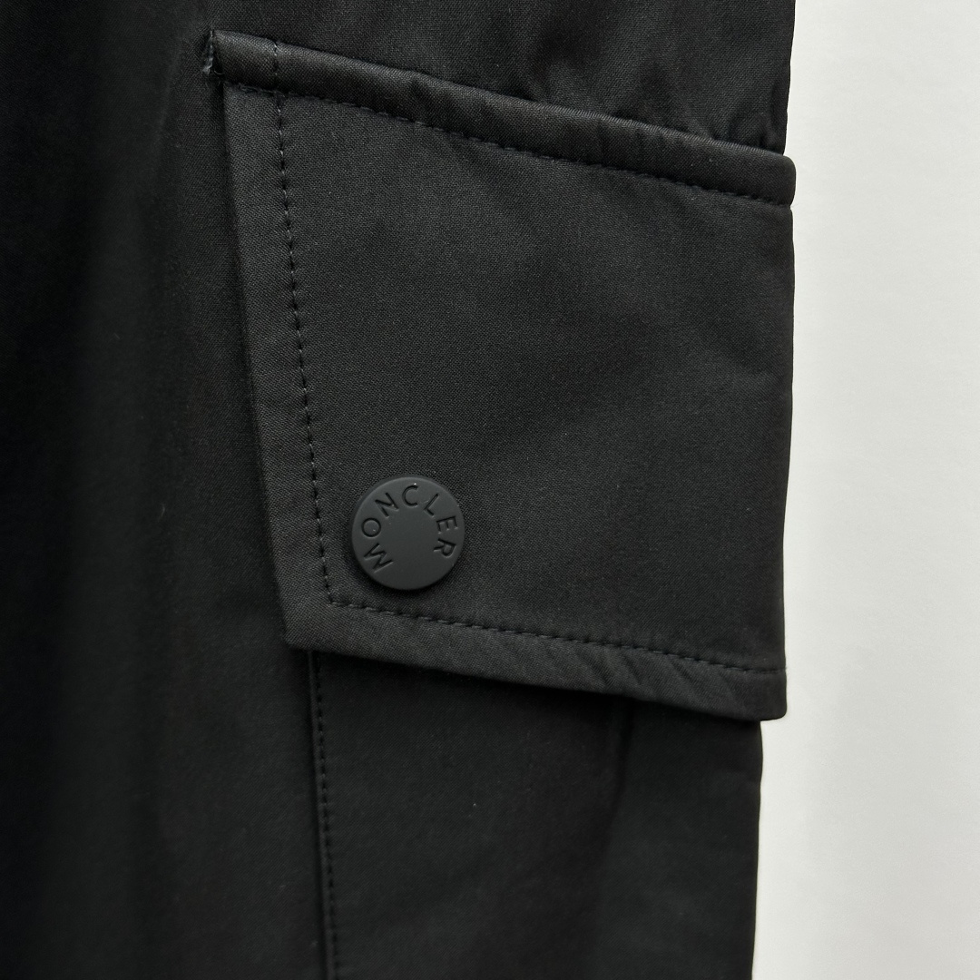 Moncler蒙口25SS新品束脚休闲时尚裤，作为当代潮流与舒适的完美结合，正逐渐成为衣橱中的必备单品。